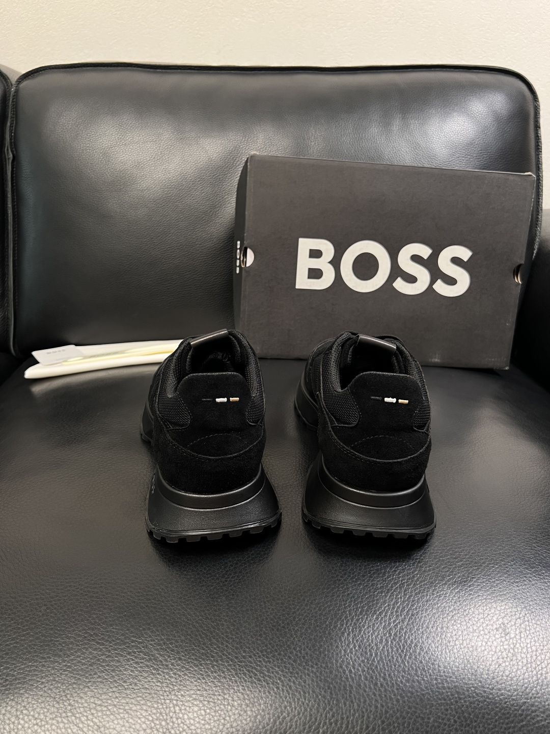 BOSS  高品质 顶级工艺品  博斯  专柜同步原厂配置，意大利进口牛皮面料牛内里垫，高品质拼接复杂工