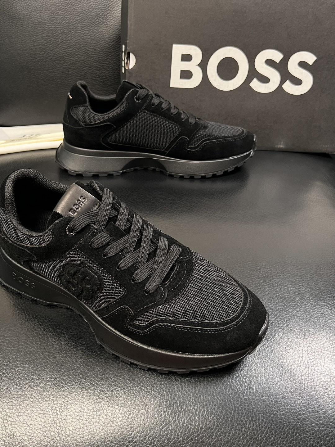 BOSS  高品质 顶级工艺品  博斯  专柜同步原厂配置，意大利进口牛皮面料牛内里垫，高品质拼接复杂工