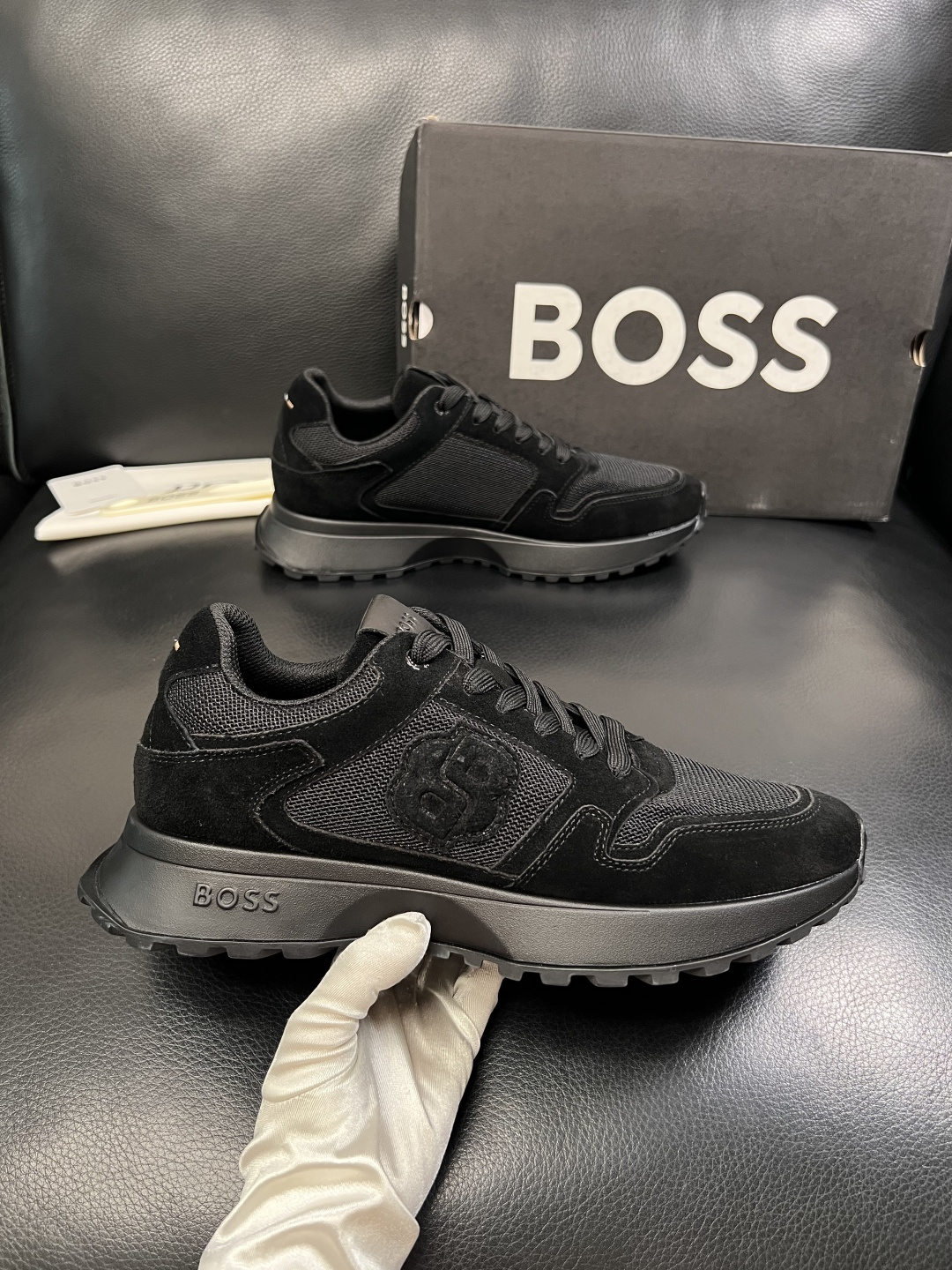 BOSS  高品质 顶级工艺品  博斯  专柜同步原厂配置，意大利进口牛皮面料牛内里垫，高品质拼接复杂工