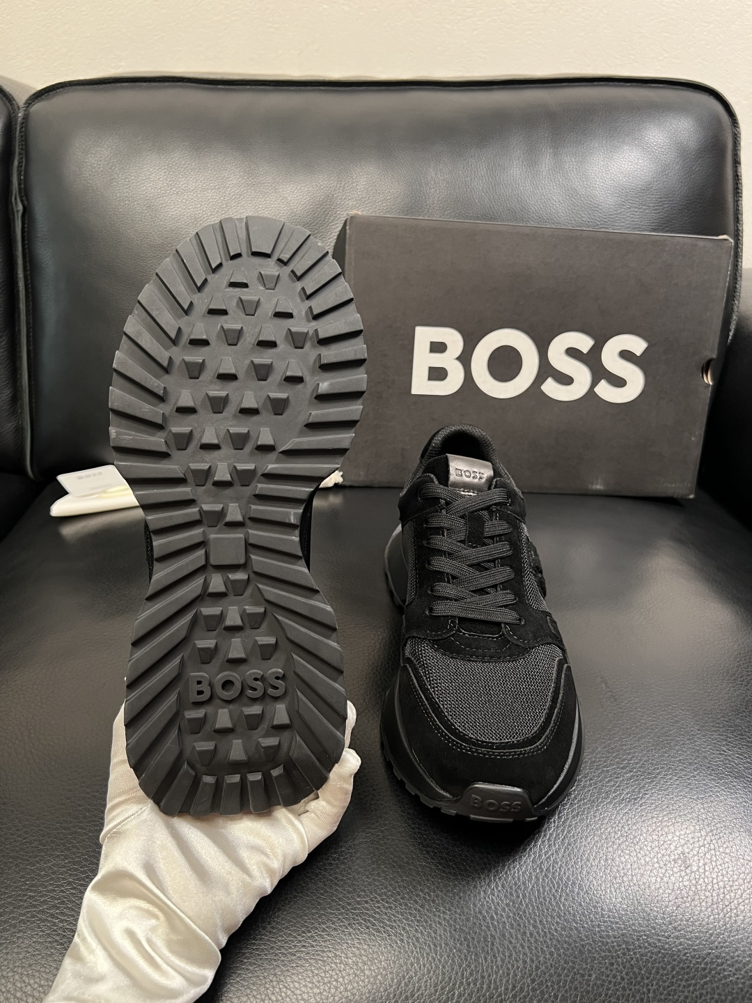BOSS  高品质 顶级工艺品  博斯  专柜同步原厂配置，意大利进口牛皮面料牛内里垫，高品质拼接复杂工