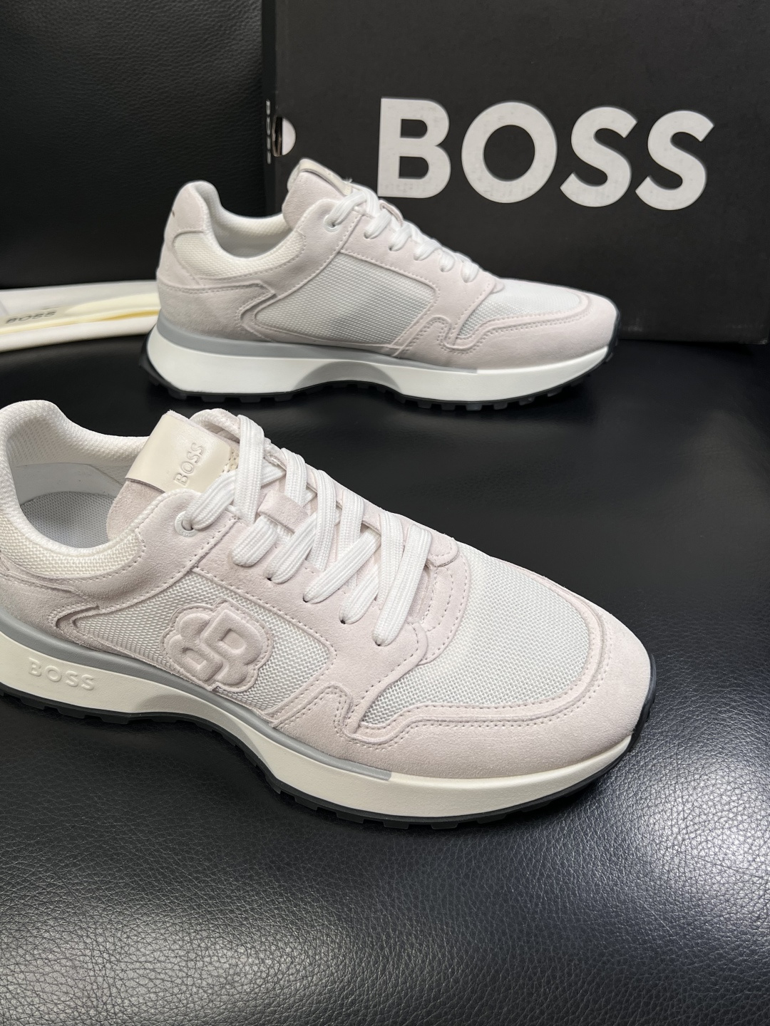 BOSS  高品质 顶级工艺品  博斯  专柜同步原厂配置，意大利进口牛皮面料牛内里垫，高品质拼接复杂工