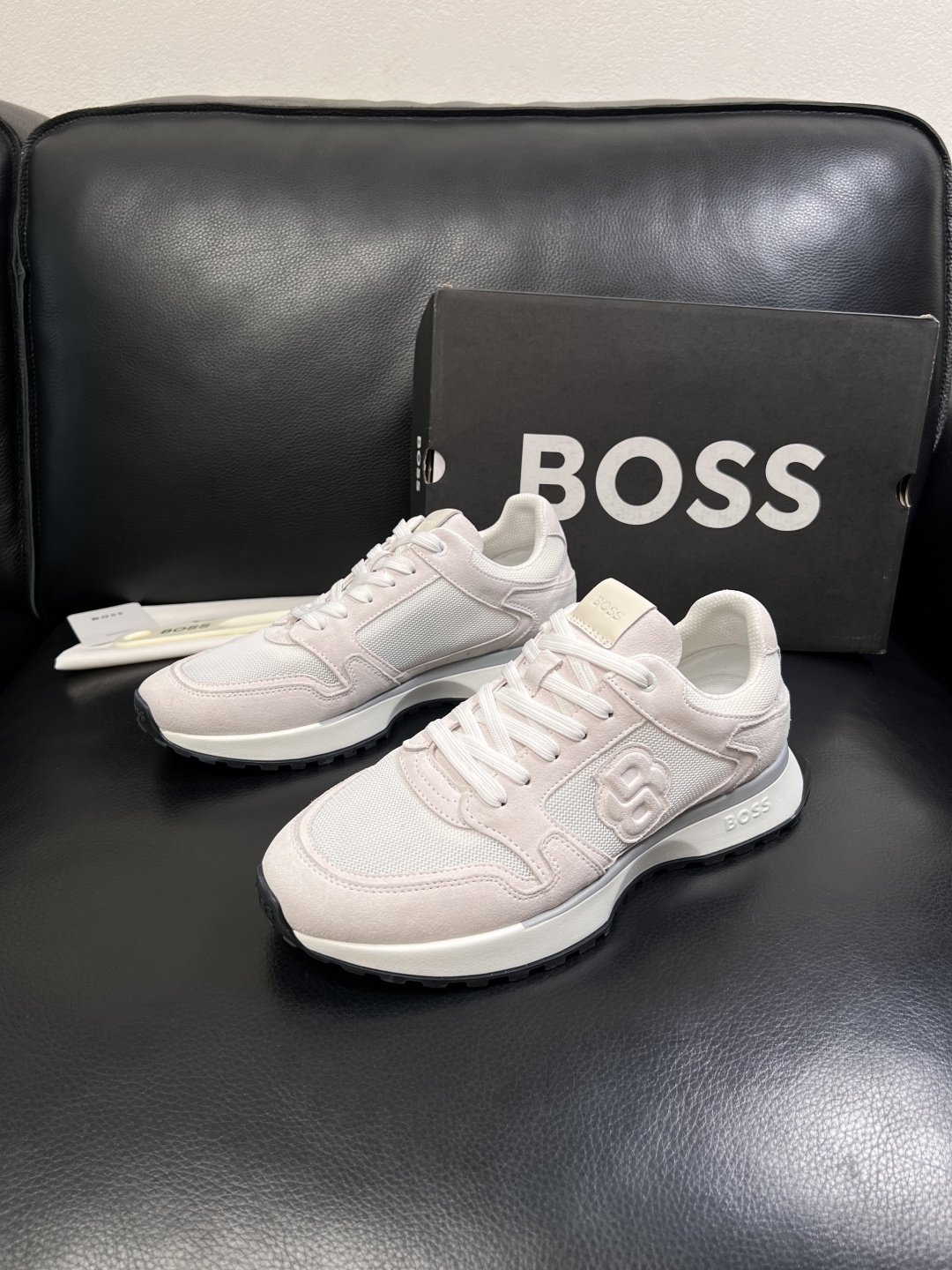 BOSS  高品质 顶级工艺品  博斯  专柜同步原厂配置，意大利进口牛皮面料牛内里垫，高品质拼接复杂工