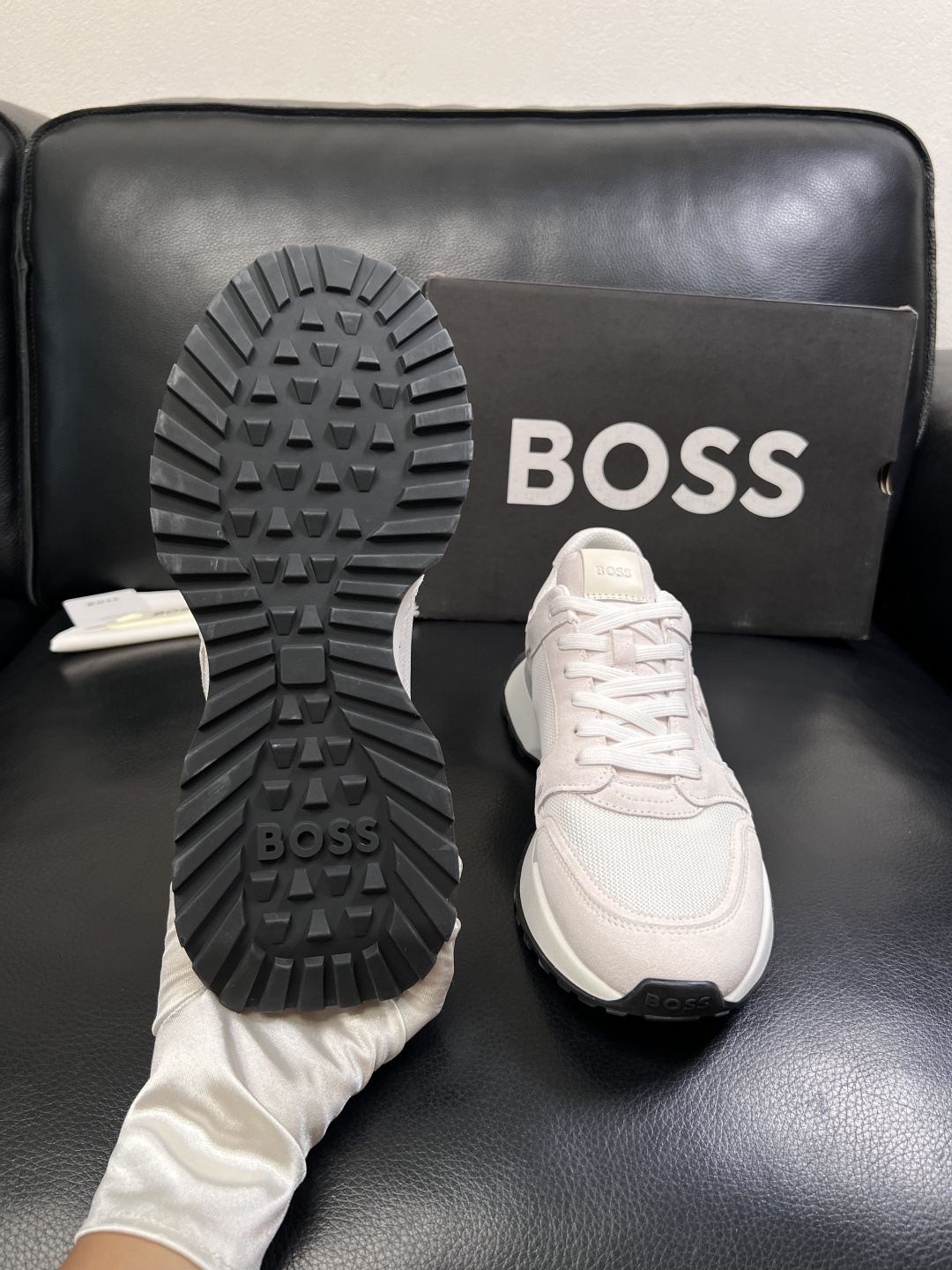BOSS  高品质 顶级工艺品  博斯  专柜同步原厂配置，意大利进口牛皮面料牛内里垫，高品质拼接复杂工