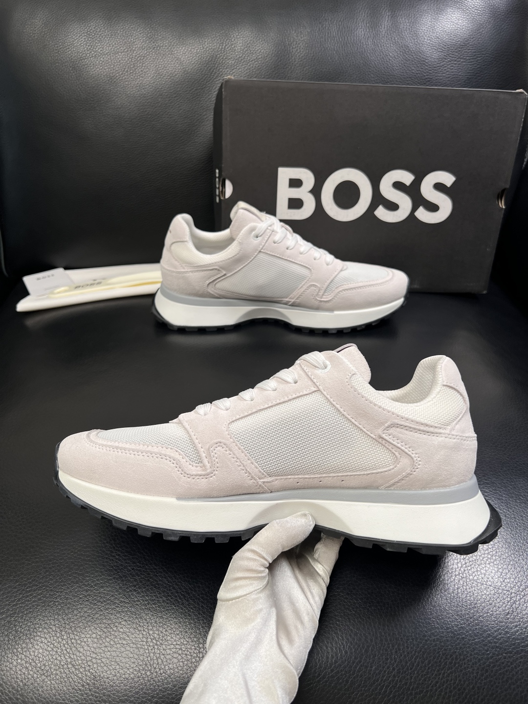 BOSS  高品质 顶级工艺品  博斯  专柜同步原厂配置，意大利进口牛皮面料牛内里垫，高品质拼接复杂工