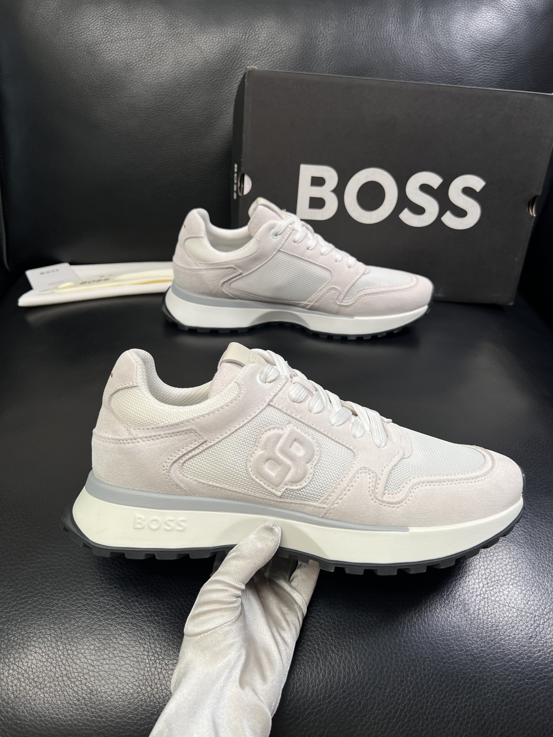 BOSS  高品质 顶级工艺品  博斯  专柜同步原厂配置，意大利进口牛皮面料牛内里垫，高品质拼接复杂工
