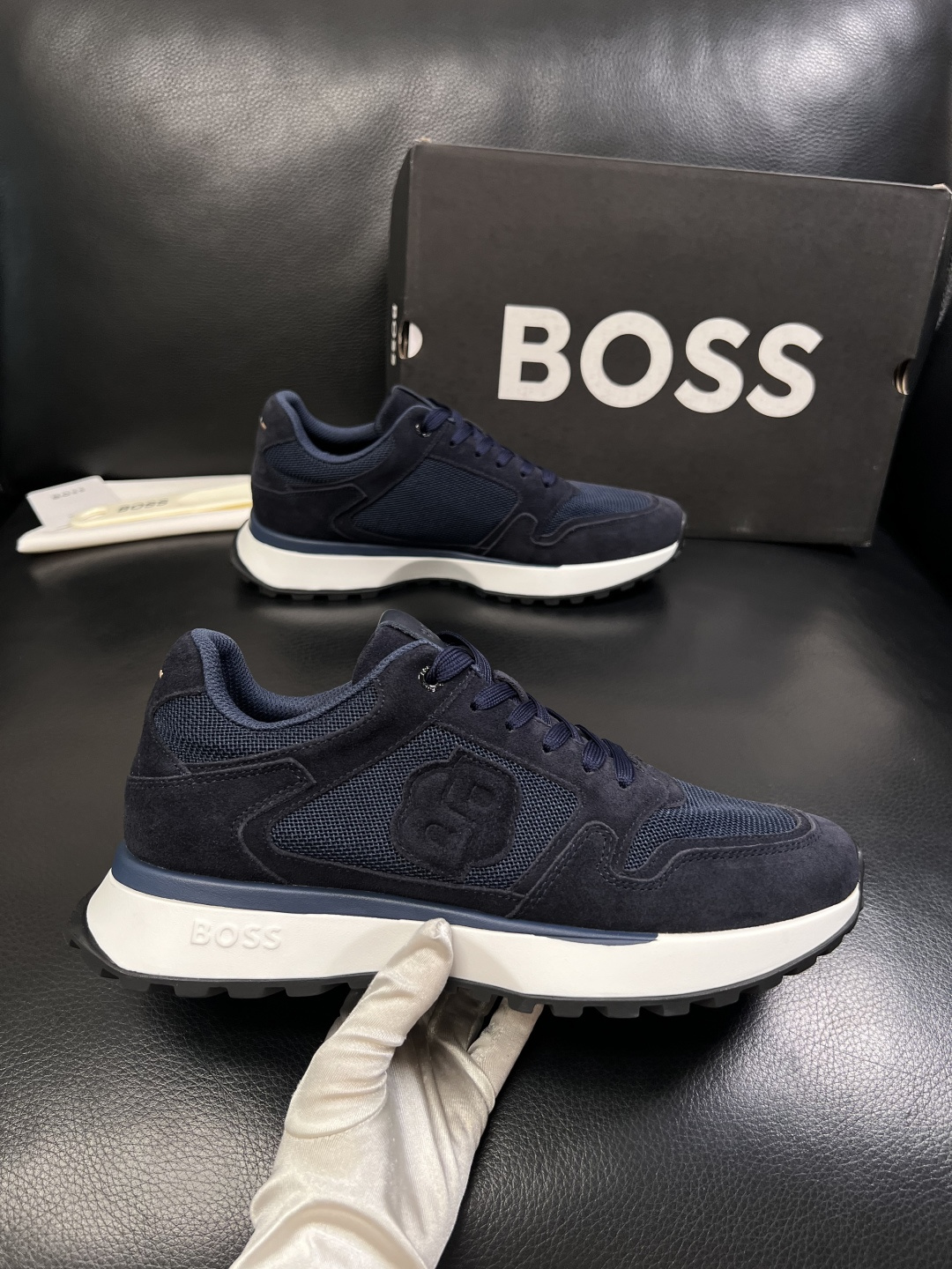 BOSS  高品质 顶级工艺品  博斯  专柜同步原厂配置，意大利进口牛皮面料牛内里垫，高品质拼接复杂工
