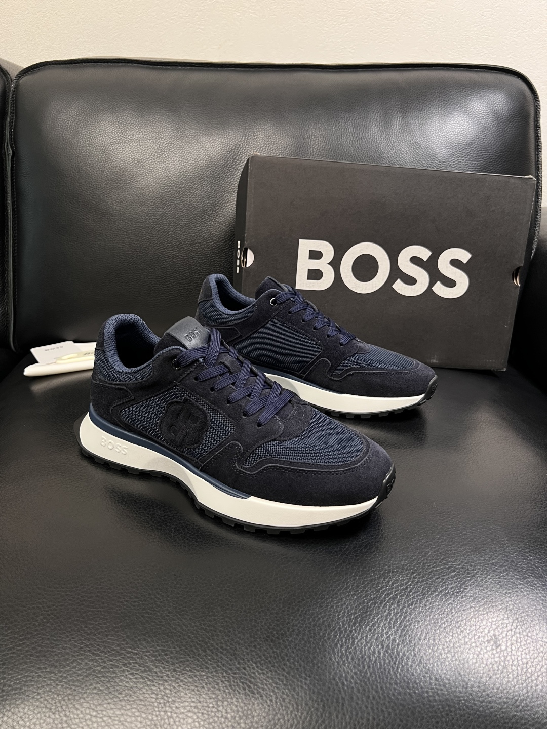 BOSS  高品质 顶级工艺品  博斯  专柜同步原厂配置，意大利进口牛皮面料牛内里垫，高品质拼接复杂工