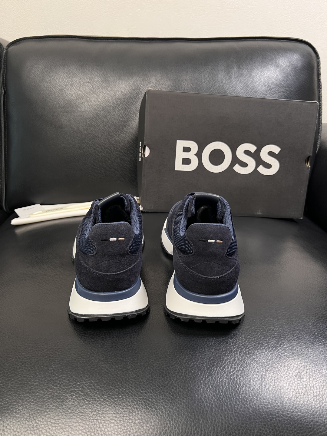 BOSS  高品质 顶级工艺品  博斯  专柜同步原厂配置，意大利进口牛皮面料牛内里垫，高品质拼接复杂工