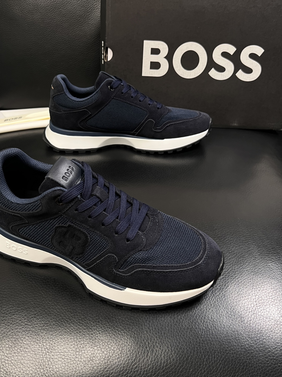 BOSS  高品质 顶级工艺品  博斯  专柜同步原厂配置，意大利进口牛皮面料牛内里垫，高品质拼接复杂工