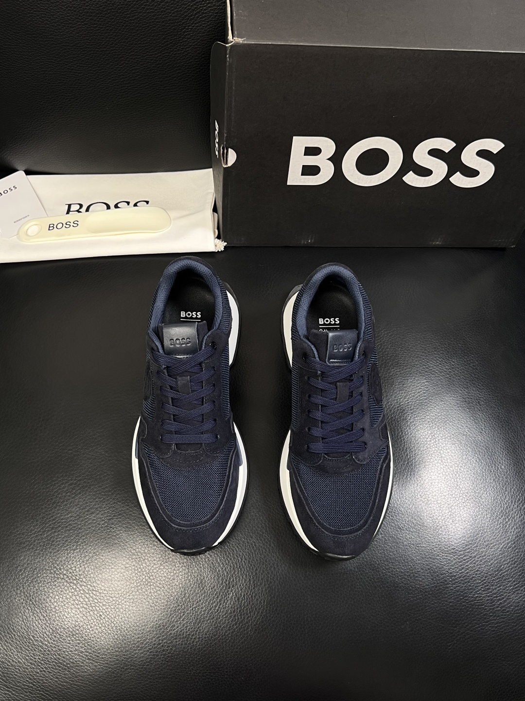 BOSS  高品质 顶级工艺品  博斯  专柜同步原厂配置，意大利进口牛皮面料牛内里垫，高品质拼接复杂工