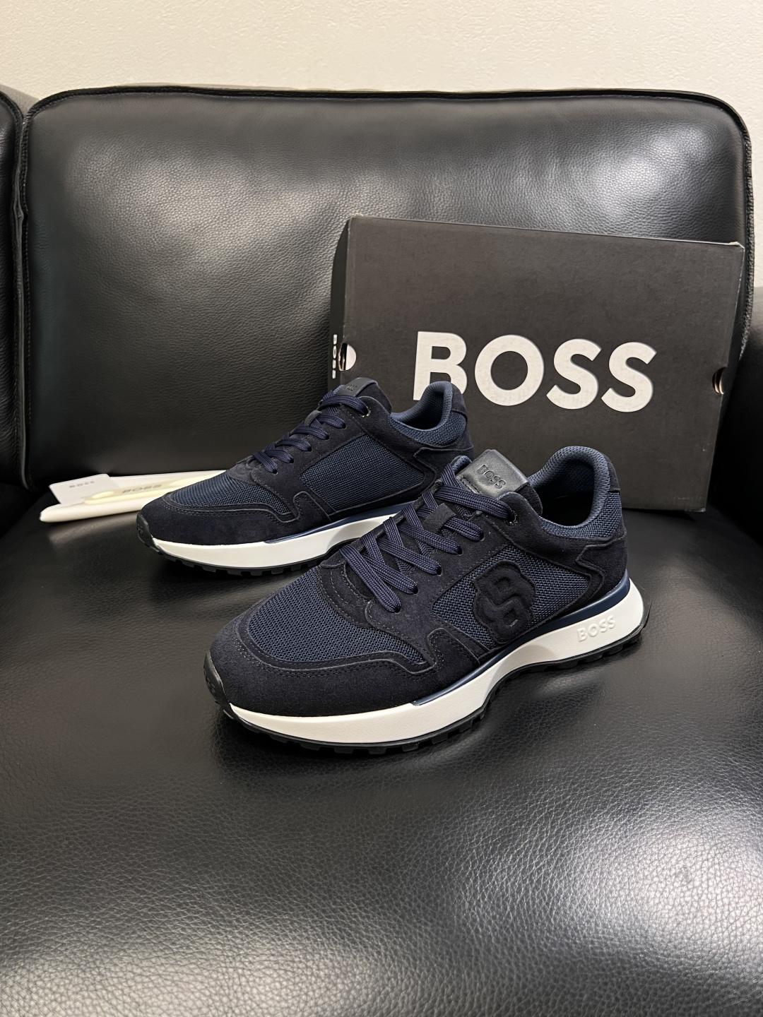 BOSS  高品质 顶级工艺品  博斯  专柜同步原厂配置，意大利进口牛皮面料牛内里垫，高品质拼接复杂工