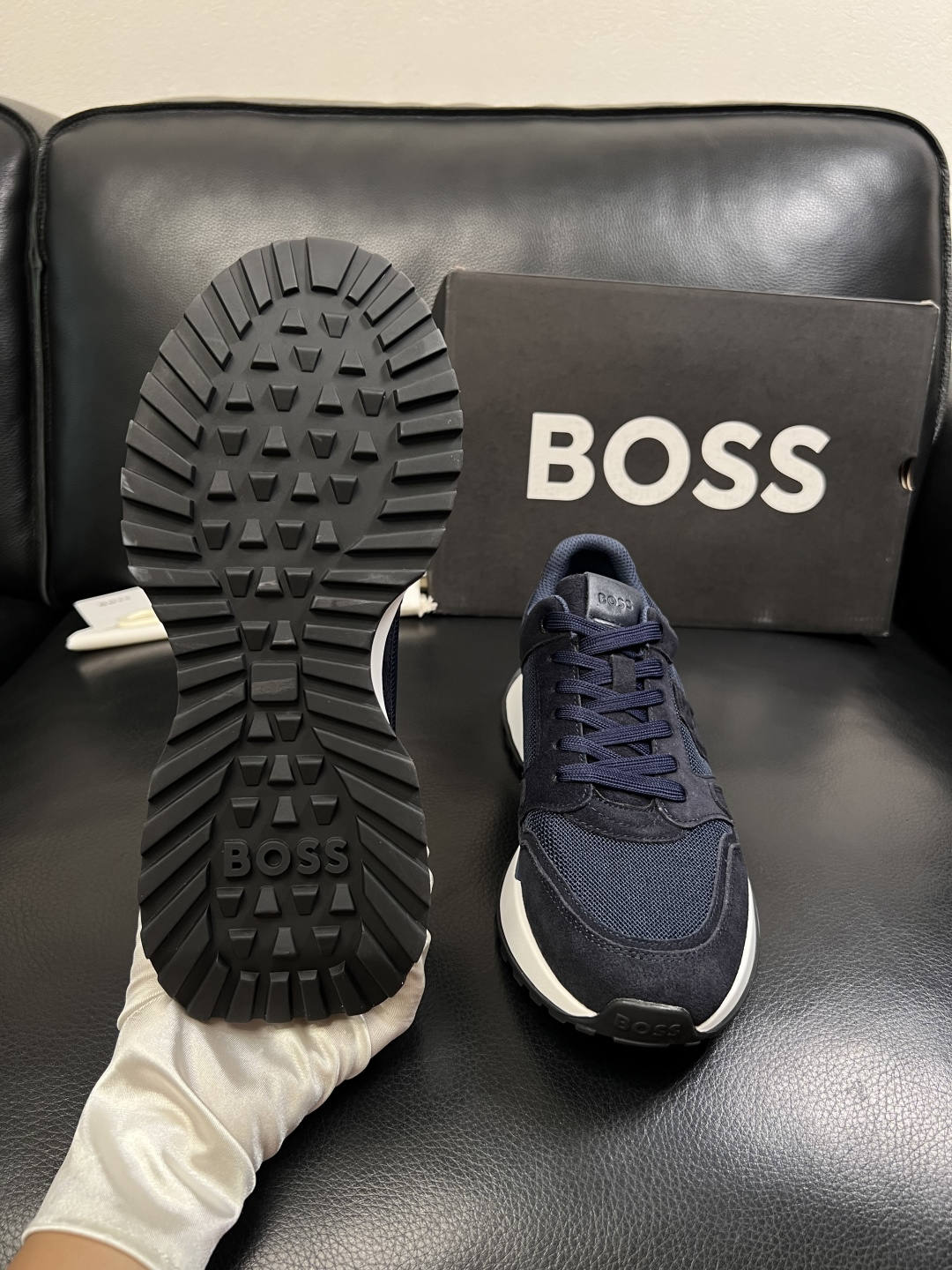 BOSS  高品质 顶级工艺品  博斯  专柜同步原厂配置，意大利进口牛皮面料牛内里垫，高品质拼接复杂工