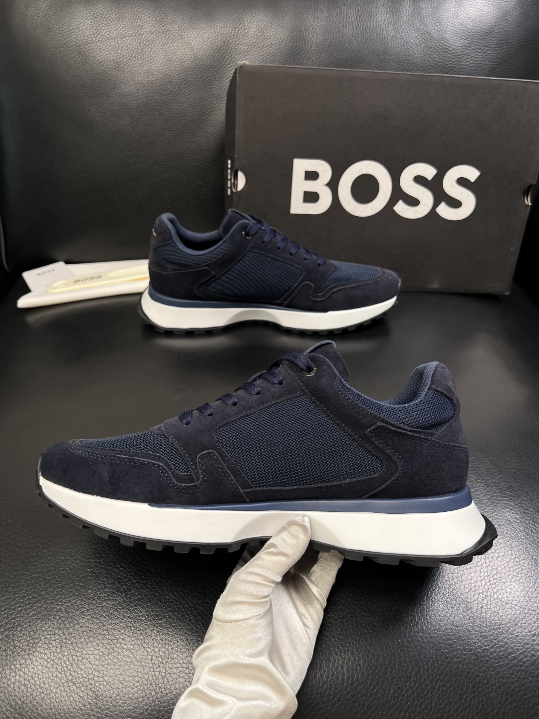 BOSS  高品质 顶级工艺品  博斯  专柜同步原厂配置，意大利进口牛皮面料牛内里垫，高品质拼接复杂工