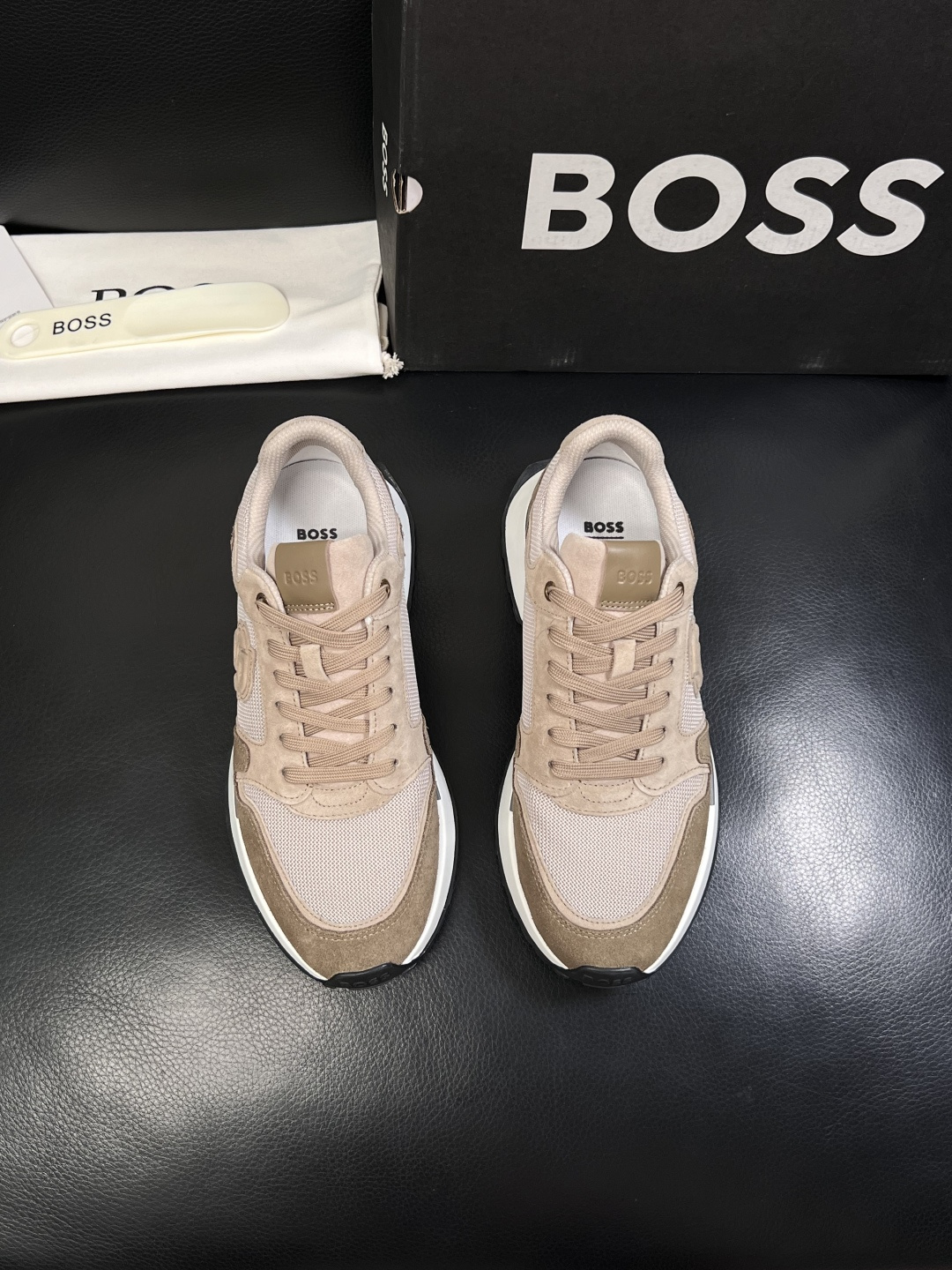 BOSS  高品质 顶级工艺品  博斯  专柜同步原厂配置，意大利进口牛皮面料牛内里垫，高品质拼接复杂工