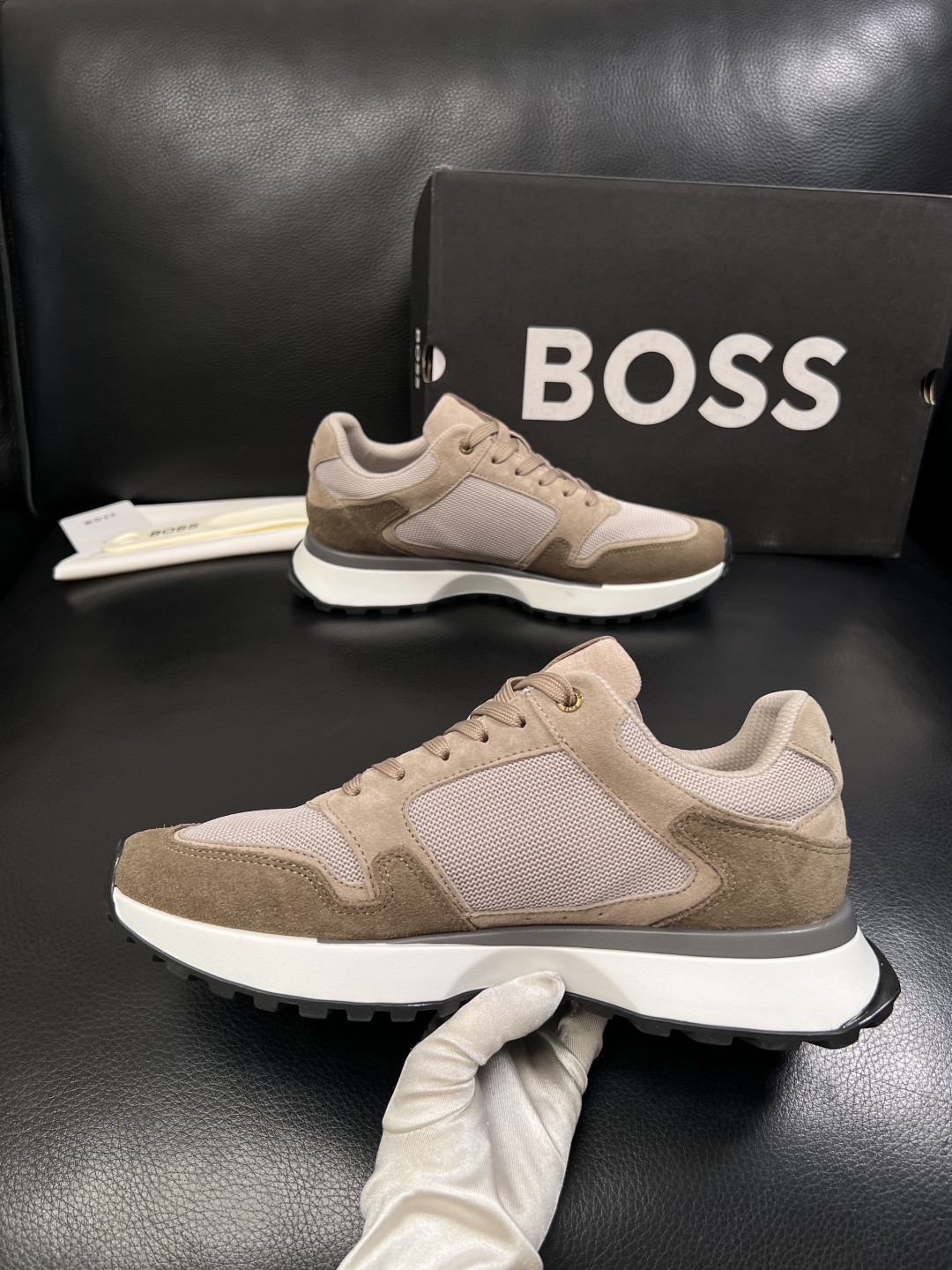 BOSS  高品质 顶级工艺品  博斯  专柜同步原厂配置，意大利进口牛皮面料牛内里垫，高品质拼接复杂工