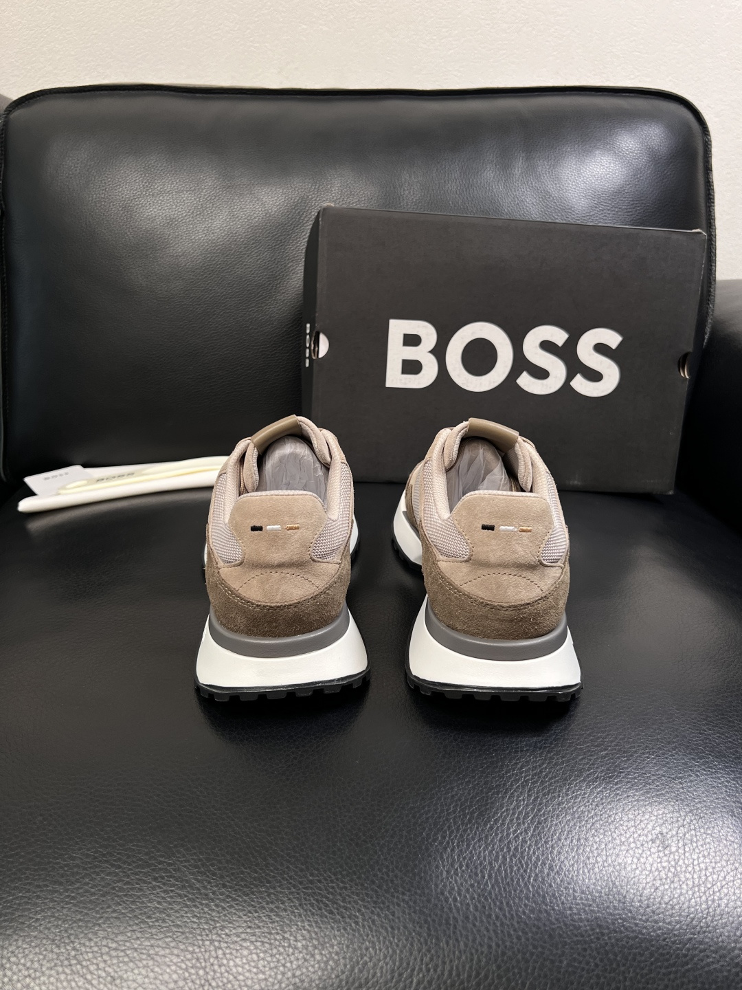 BOSS  高品质 顶级工艺品  博斯  专柜同步原厂配置，意大利进口牛皮面料牛内里垫，高品质拼接复杂工