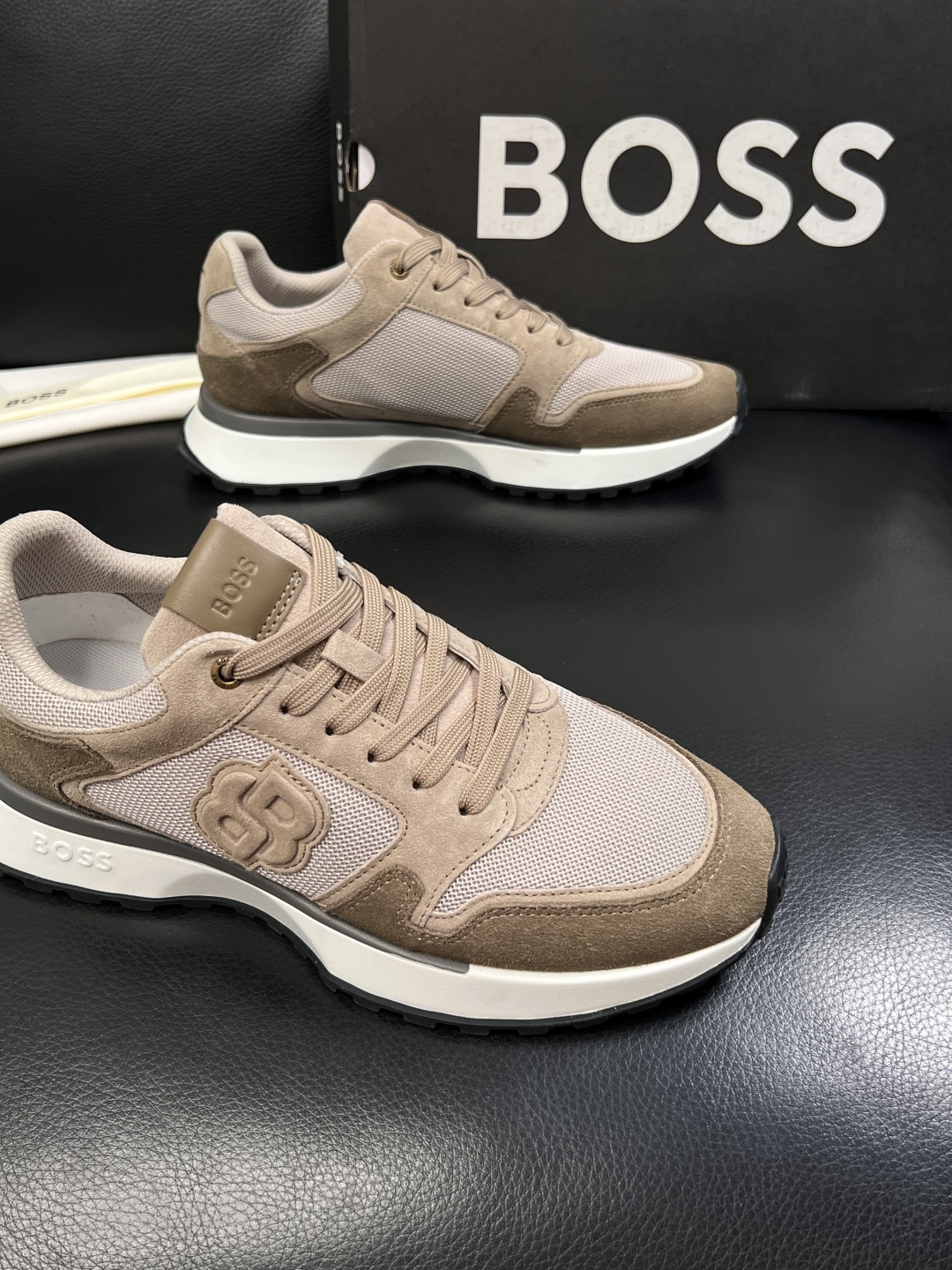 BOSS  高品质 顶级工艺品  博斯  专柜同步原厂配置，意大利进口牛皮面料牛内里垫，高品质拼接复杂工