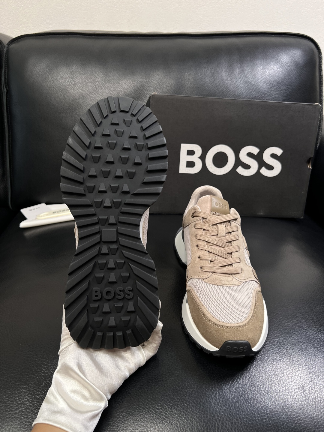 BOSS  高品质 顶级工艺品  博斯  专柜同步原厂配置，意大利进口牛皮面料牛内里垫，高品质拼接复杂工
