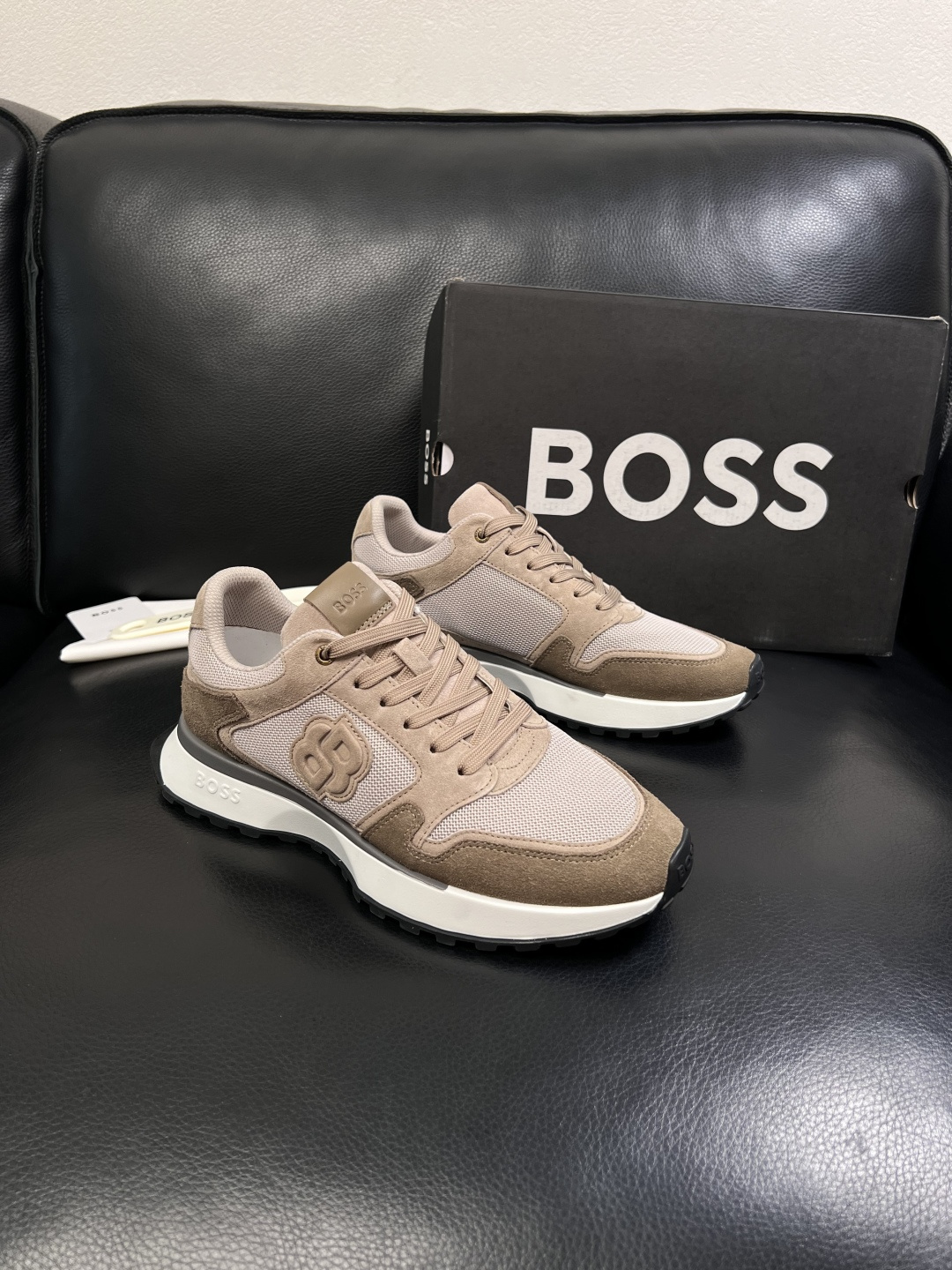BOSS  高品质 顶级工艺品  博斯  专柜同步原厂配置，意大利进口牛皮面料牛内里垫，高品质拼接复杂工