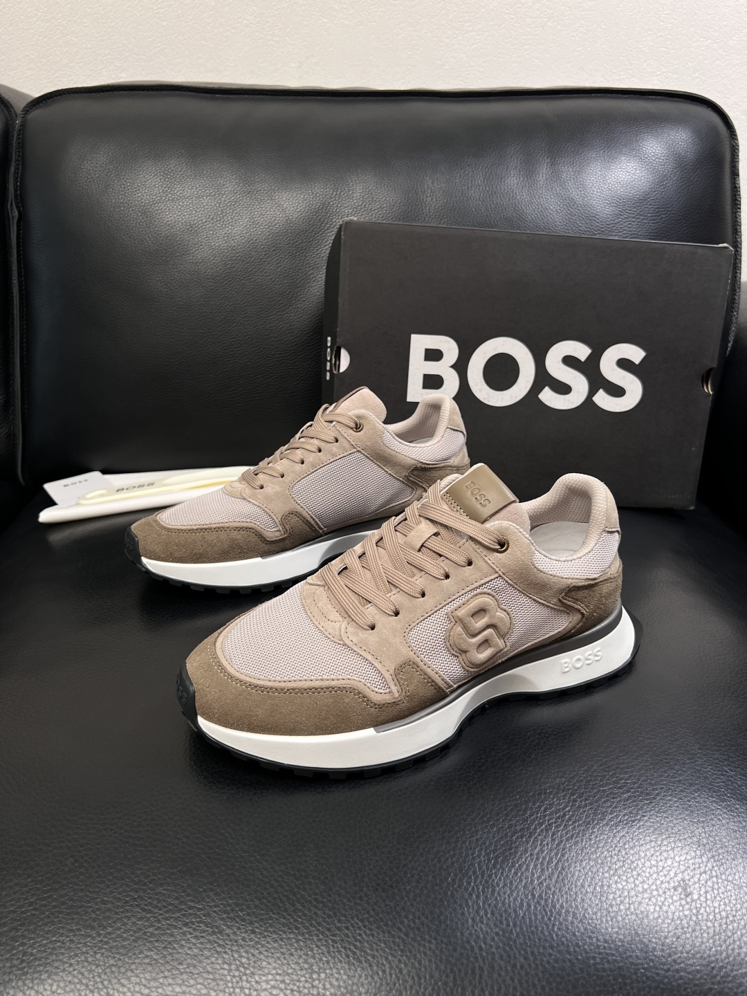 BOSS  高品质 顶级工艺品  博斯  专柜同步原厂配置，意大利进口牛皮面料牛内里垫，高品质拼接复杂工