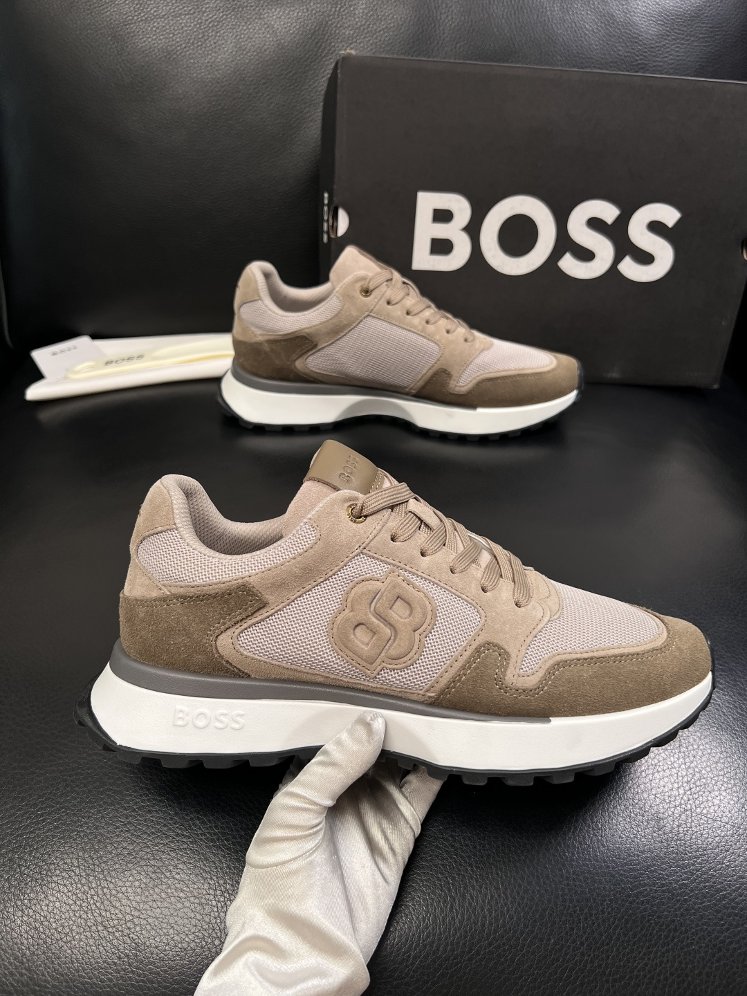 BOSS  高品质 顶级工艺品  博斯  专柜同步原厂配置，意大利进口牛皮面料牛内里垫，高品质拼接复杂工