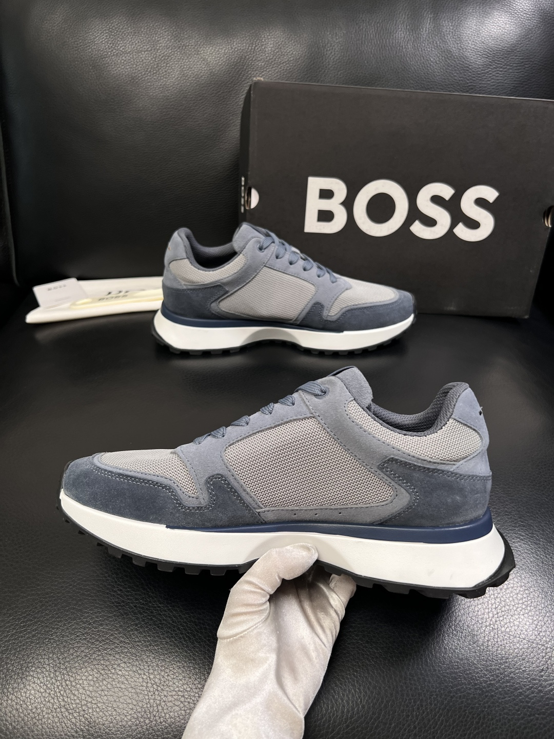 BOSS  高品质 顶级工艺品  博斯  专柜同步原厂配置，意大利进口牛皮面料牛内里垫，高品质拼接复杂工
