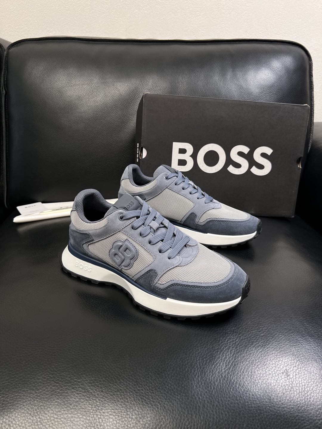 BOSS  高品质 顶级工艺品  博斯  专柜同步原厂配置，意大利进口牛皮面料牛内里垫，高品质拼接复杂工