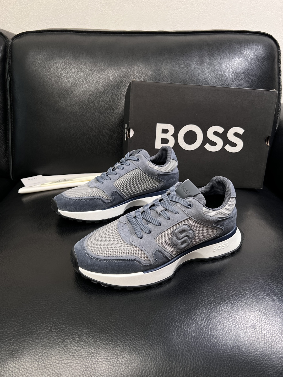 BOSS  高品质 顶级工艺品  博斯  专柜同步原厂配置，意大利进口牛皮面料牛内里垫，高品质拼接复杂工