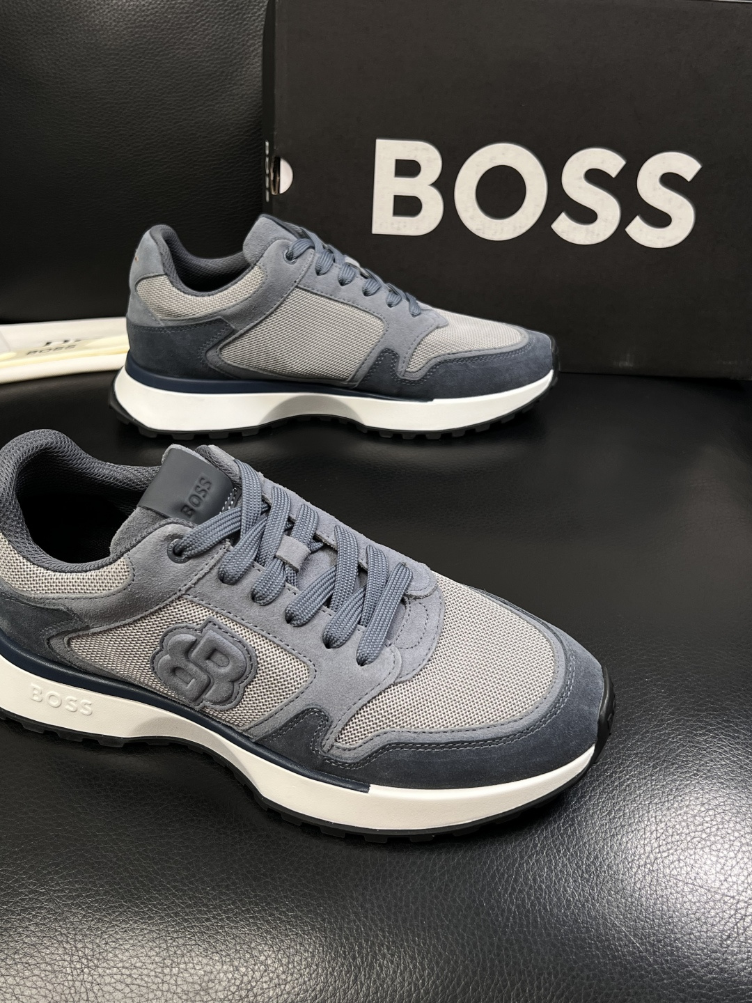 BOSS  高品质 顶级工艺品  博斯  专柜同步原厂配置，意大利进口牛皮面料牛内里垫，高品质拼接复杂工