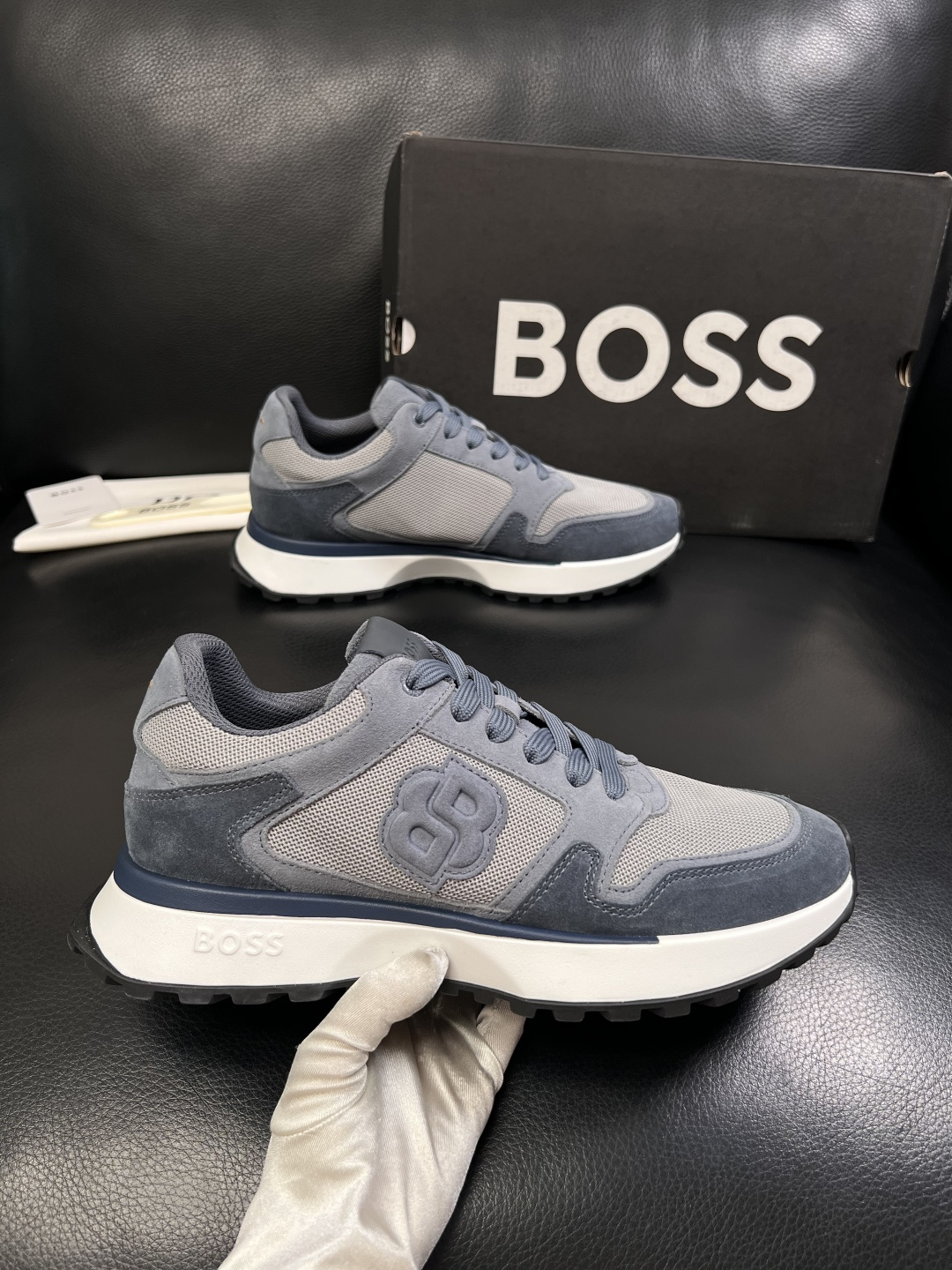 BOSS  高品质 顶级工艺品  博斯  专柜同步原厂配置，意大利进口牛皮面料牛内里垫，高品质拼接复杂工