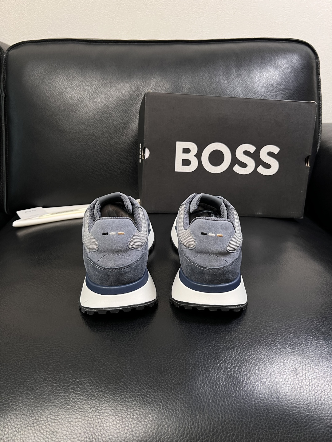 BOSS  高品质 顶级工艺品  博斯  专柜同步原厂配置，意大利进口牛皮面料牛内里垫，高品质拼接复杂工