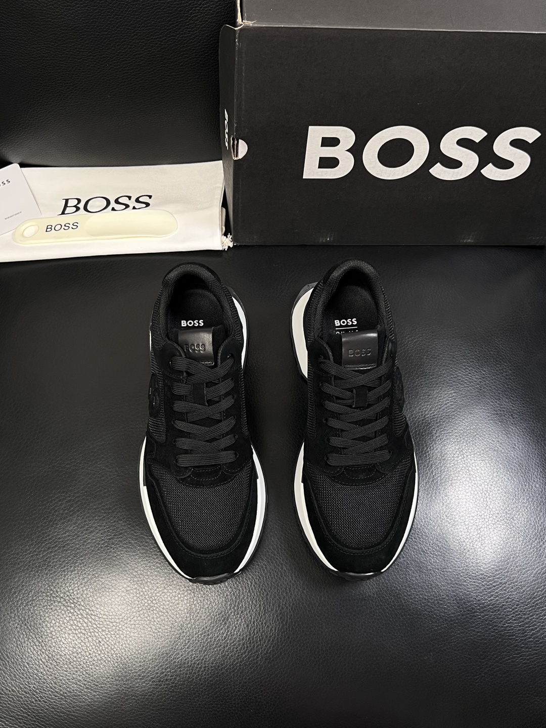 BOSS  高品质 顶级工艺品  博斯  专柜同步原厂配置，意大利进口牛皮面料牛内里垫，高品质拼接复杂工