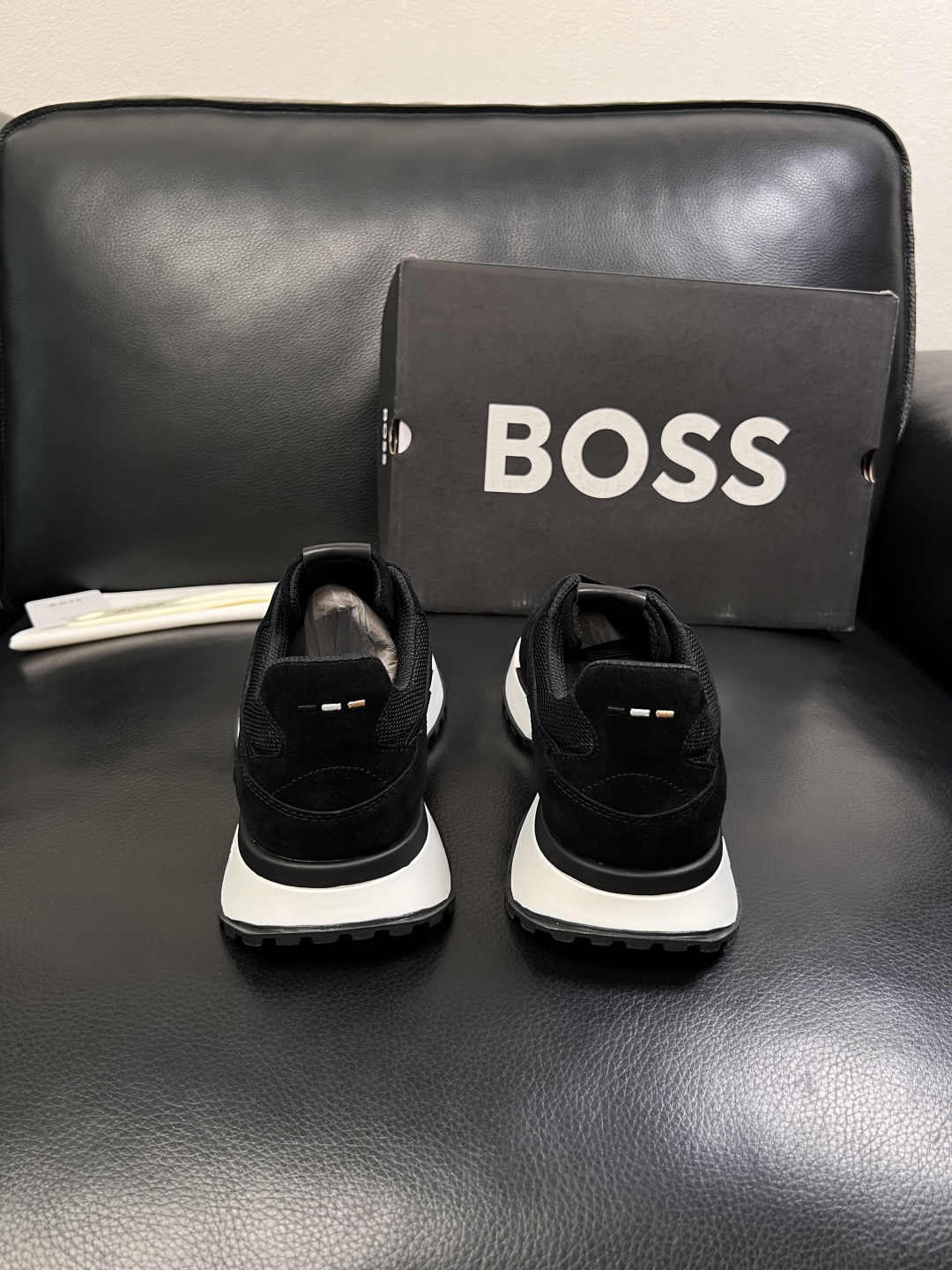 BOSS  高品质 顶级工艺品  博斯  专柜同步原厂配置，意大利进口牛皮面料牛内里垫，高品质拼接复杂工