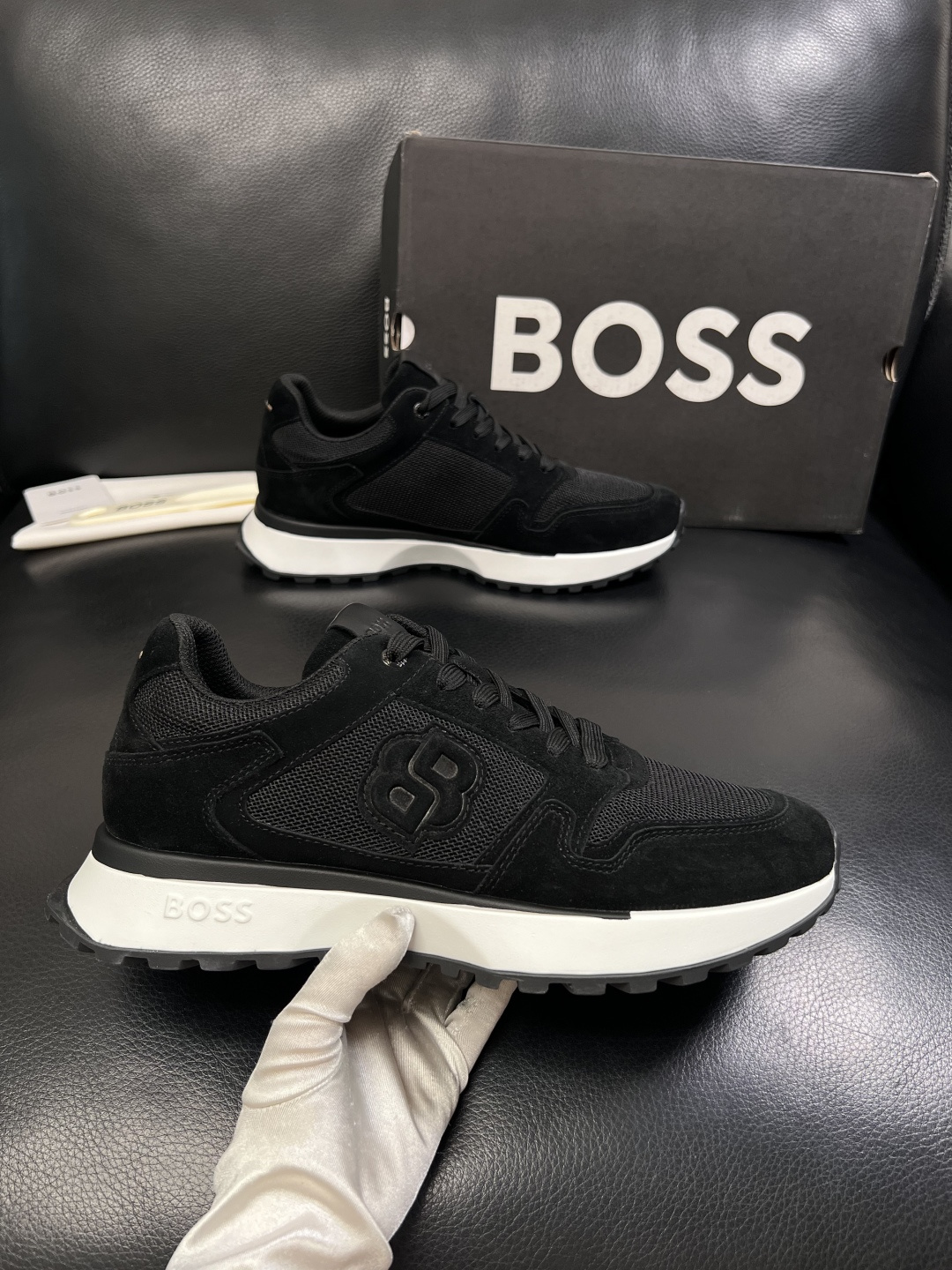 BOSS  高品质 顶级工艺品  博斯  专柜同步原厂配置，意大利进口牛皮面料牛内里垫，高品质拼接复杂工