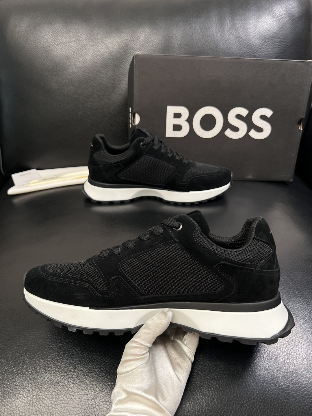 BOSS  高品质 顶级工艺品  博斯  专柜同步原厂配置，意大利进口牛皮面料牛内里垫，高品质拼接复杂工