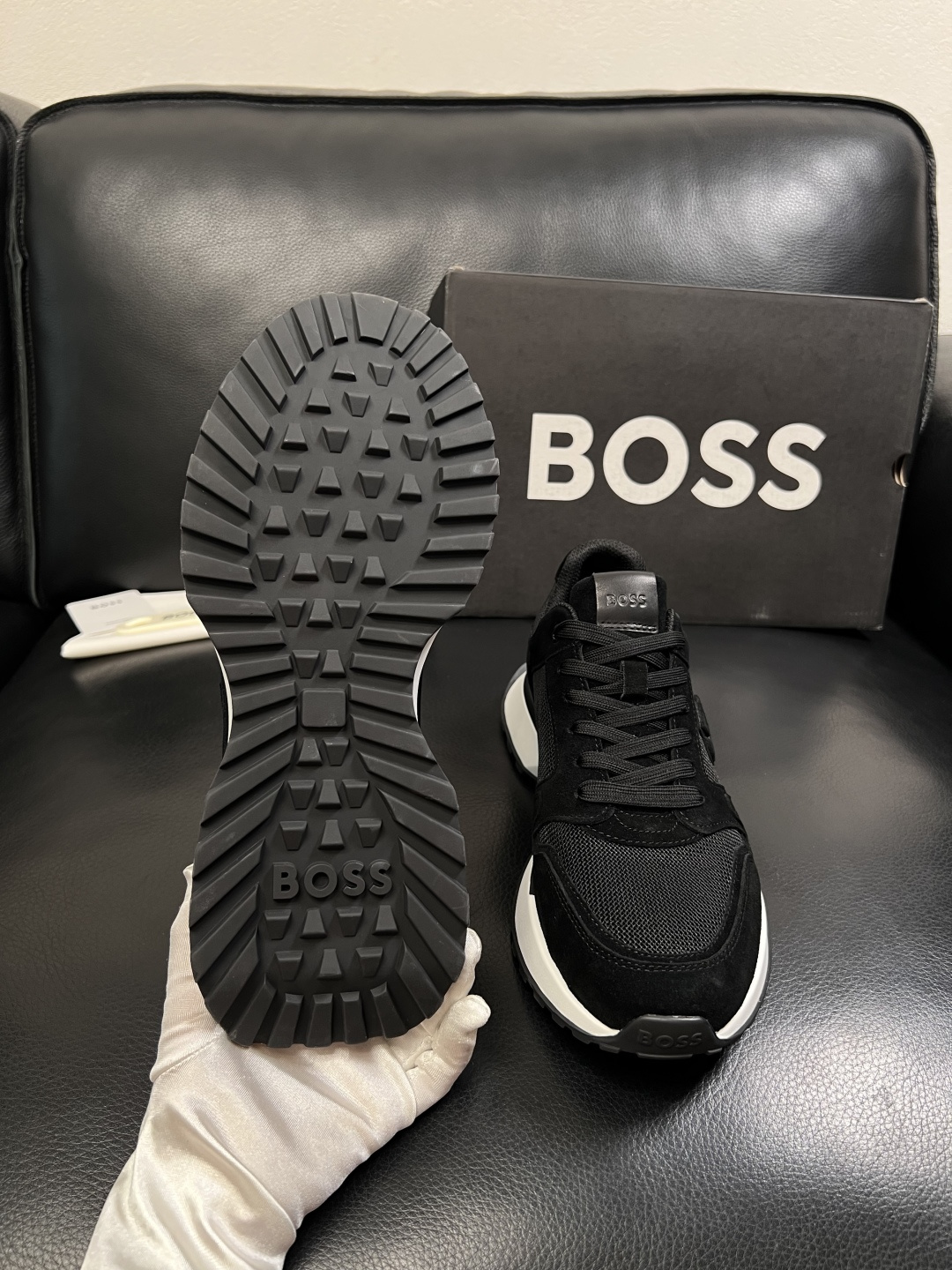 BOSS  高品质 顶级工艺品  博斯  专柜同步原厂配置，意大利进口牛皮面料牛内里垫，高品质拼接复杂工