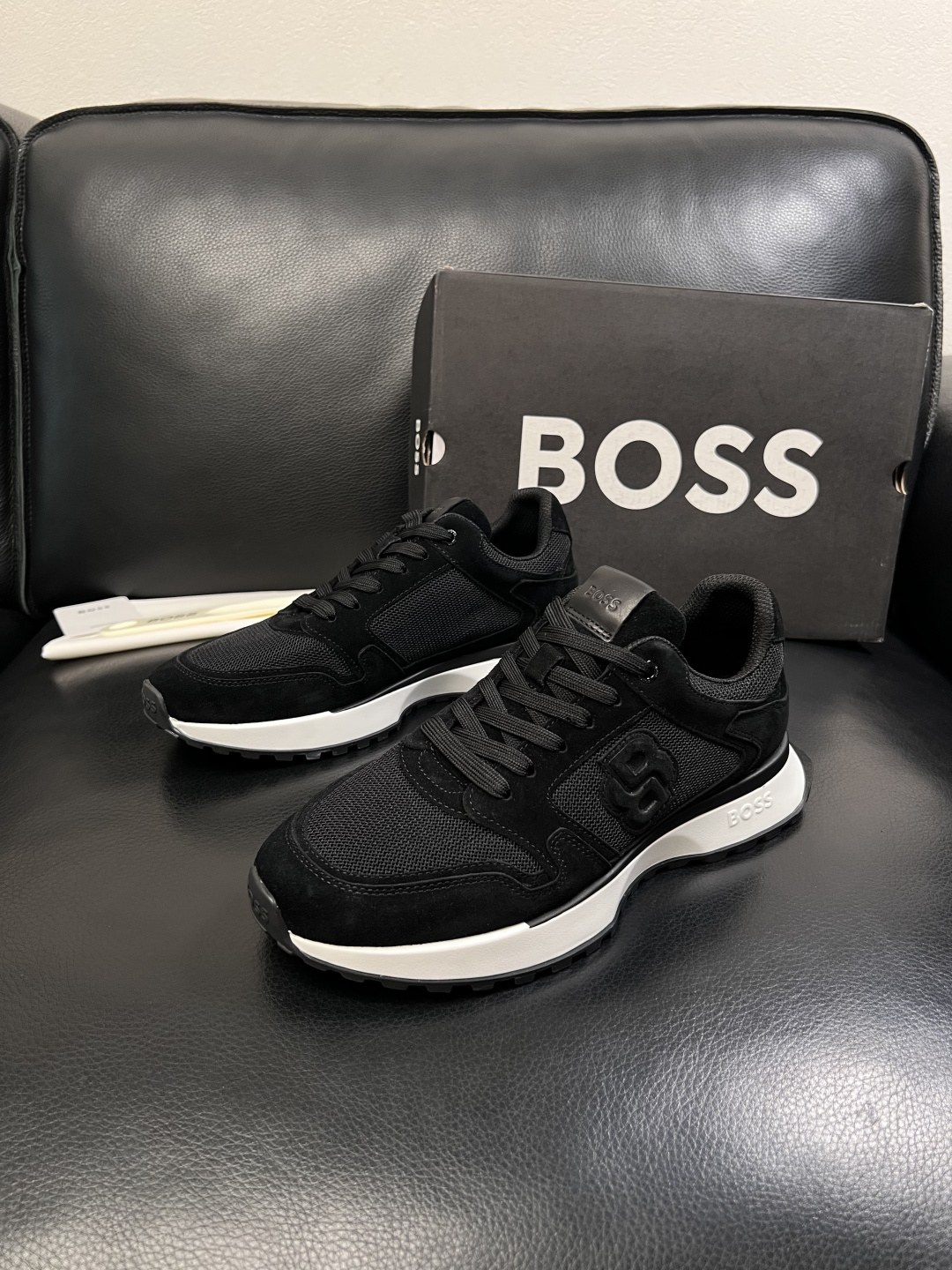 BOSS  高品质 顶级工艺品  博斯  专柜同步原厂配置，意大利进口牛皮面料牛内里垫，高品质拼接复杂工