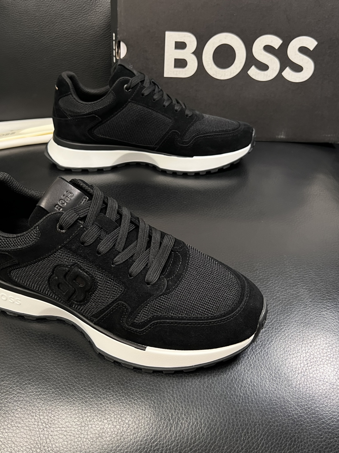 BOSS  高品质 顶级工艺品  博斯  专柜同步原厂配置，意大利进口牛皮面料牛内里垫，高品质拼接复杂工