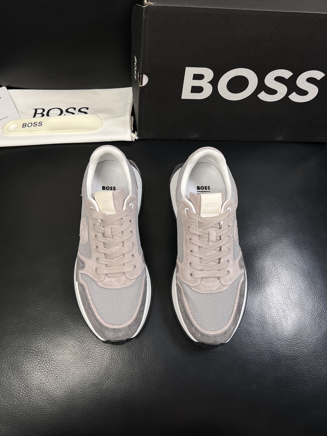 BOSS  高品质 顶级工艺品  博斯  专柜同步原厂配置，意大利进口牛皮面料牛内里垫，高品质拼接复杂工