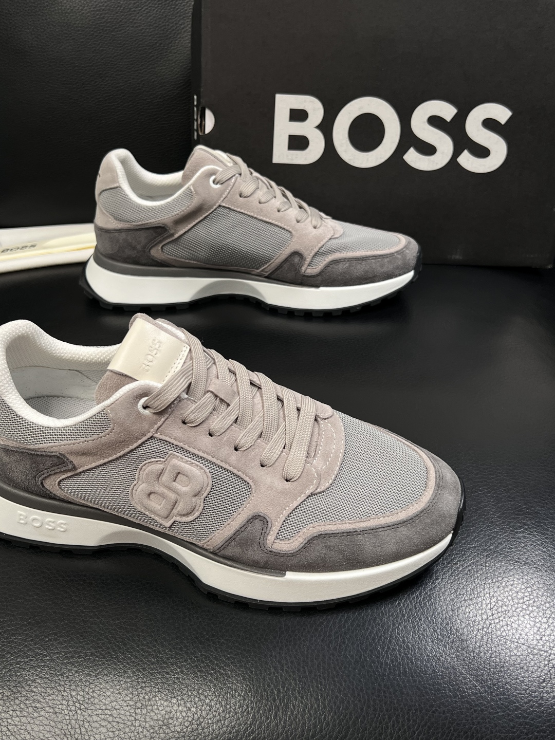 BOSS  高品质 顶级工艺品  博斯  专柜同步原厂配置，意大利进口牛皮面料牛内里垫，高品质拼接复杂工