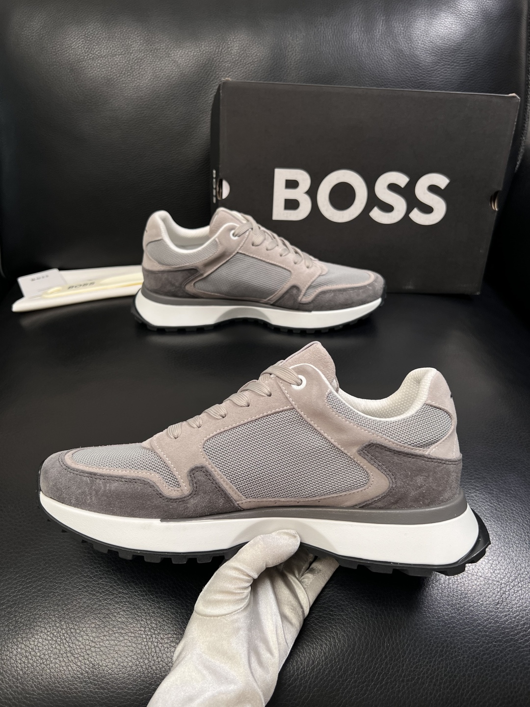 BOSS  高品质 顶级工艺品  博斯  专柜同步原厂配置，意大利进口牛皮面料牛内里垫，高品质拼接复杂工