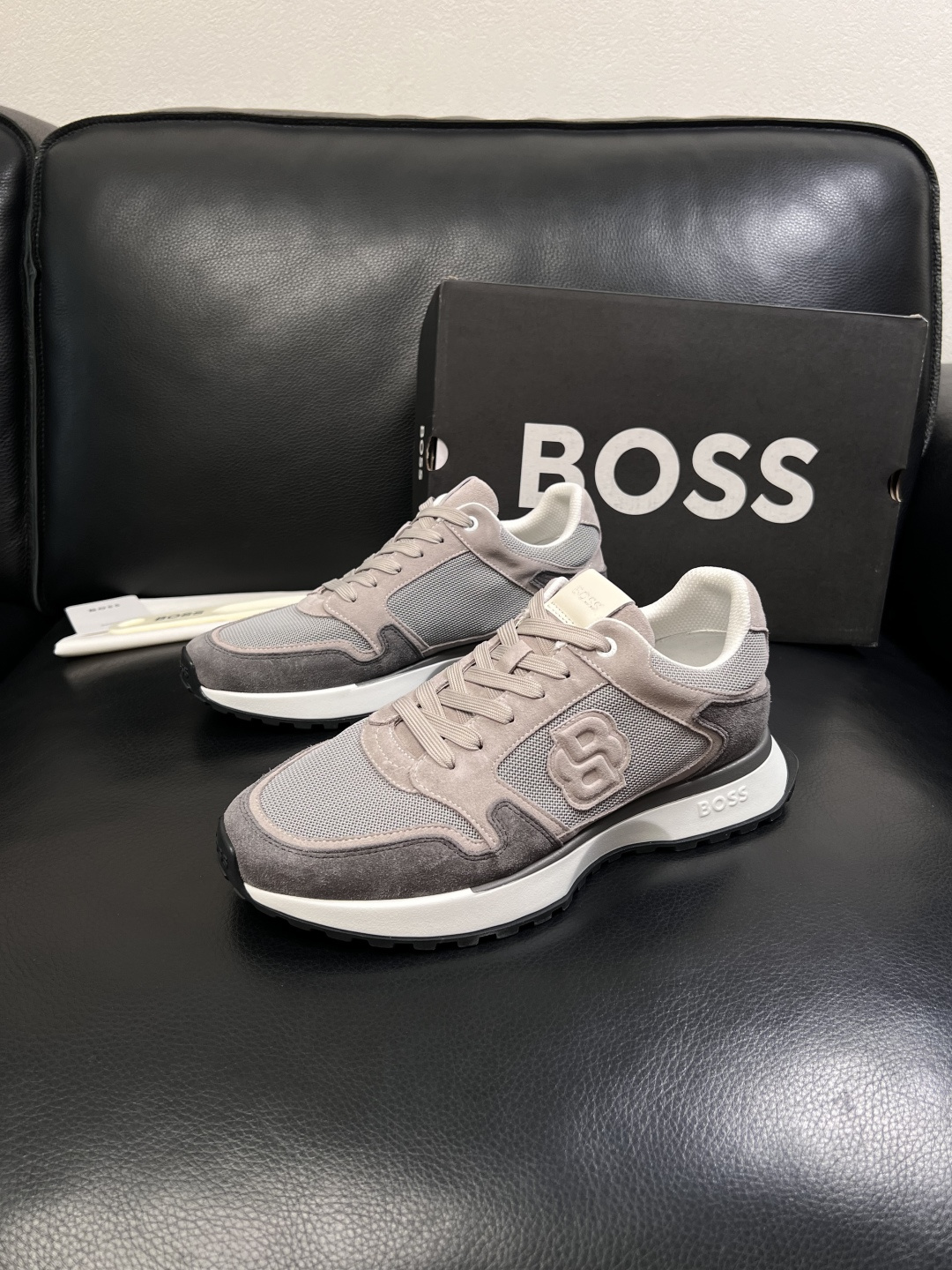 BOSS  高品质 顶级工艺品  博斯  专柜同步原厂配置，意大利进口牛皮面料牛内里垫，高品质拼接复杂工