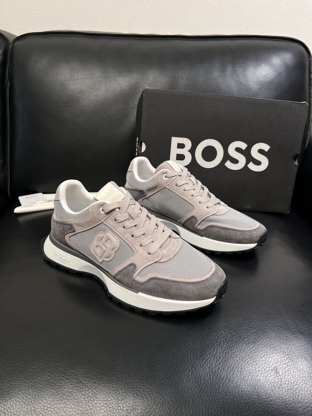 BOSS  高品质 顶级工艺品  博斯  专柜同步原厂配置，意大利进口牛皮面料牛内里垫，高品质拼接复杂工