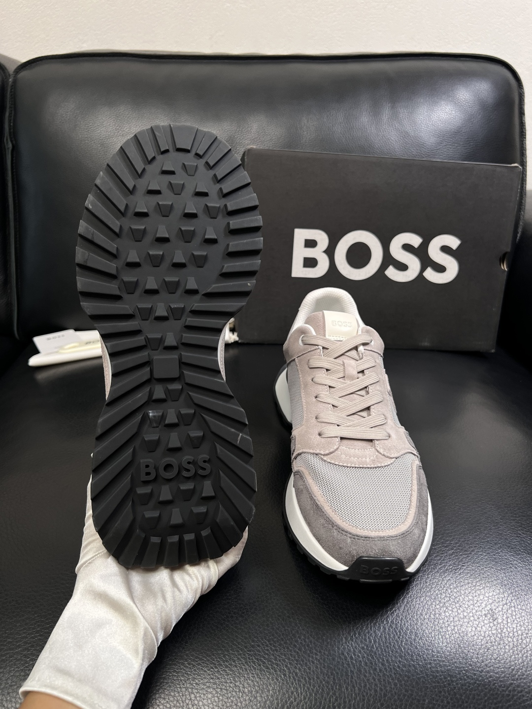 BOSS  高品质 顶级工艺品  博斯  专柜同步原厂配置，意大利进口牛皮面料牛内里垫，高品质拼接复杂工
