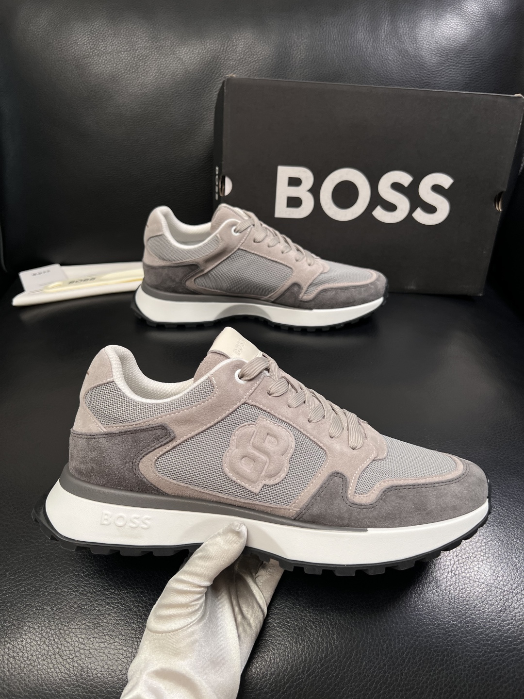 BOSS  高品质 顶级工艺品  博斯  专柜同步原厂配置，意大利进口牛皮面料牛内里垫，高品质拼接复杂工