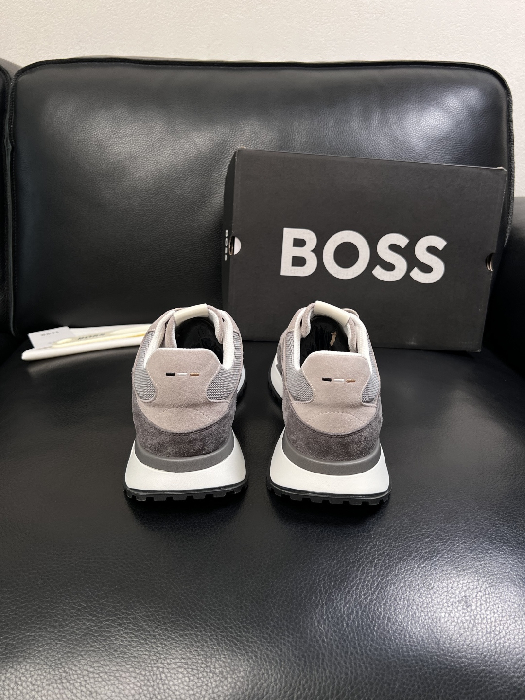 BOSS  高品质 顶级工艺品  博斯  专柜同步原厂配置，意大利进口牛皮面料牛内里垫，高品质拼接复杂工