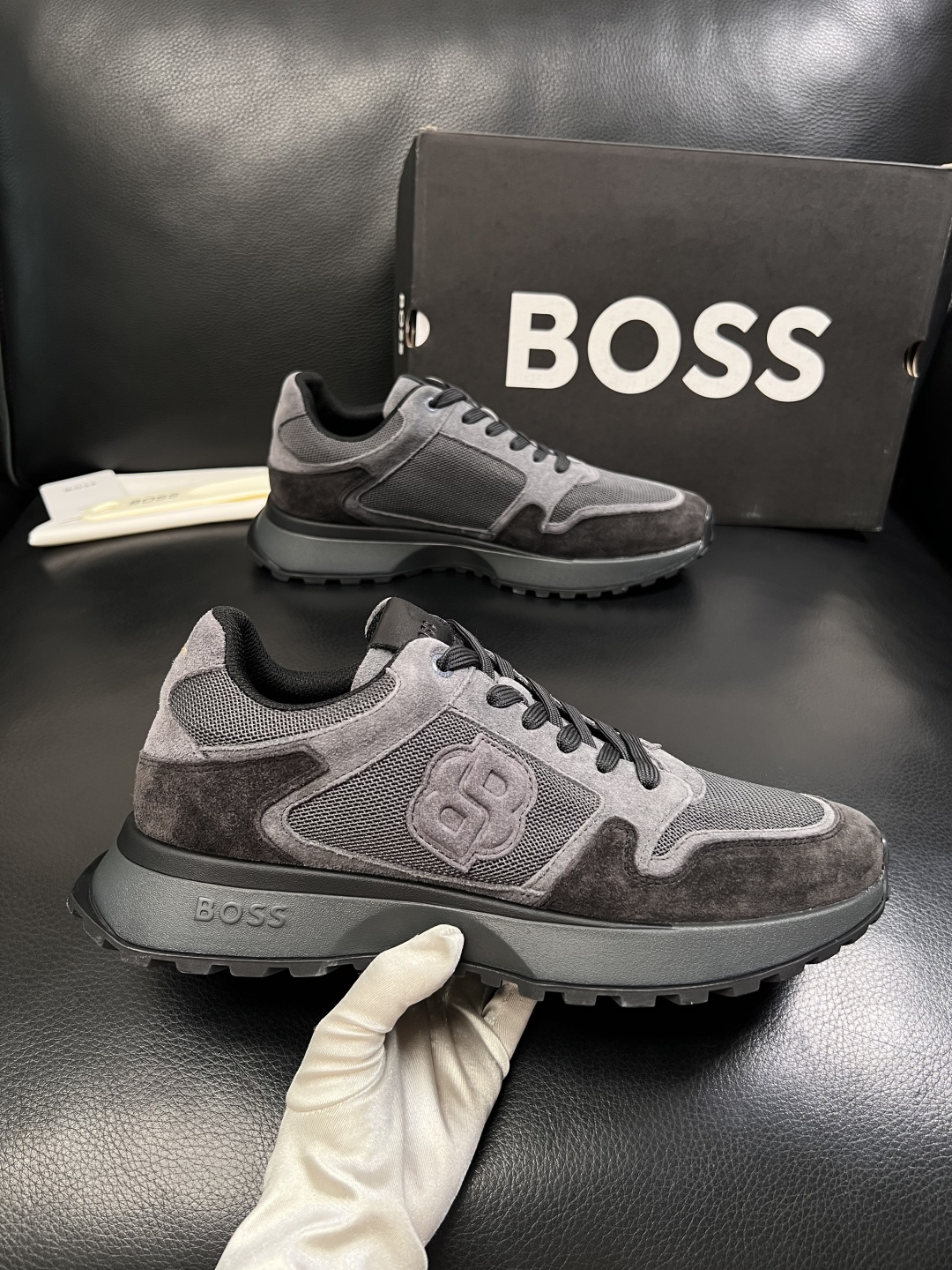 BOSS  高品质 顶级工艺品  博斯  专柜同步原厂配置，意大利进口牛皮面料牛内里垫，高品质拼接复杂工