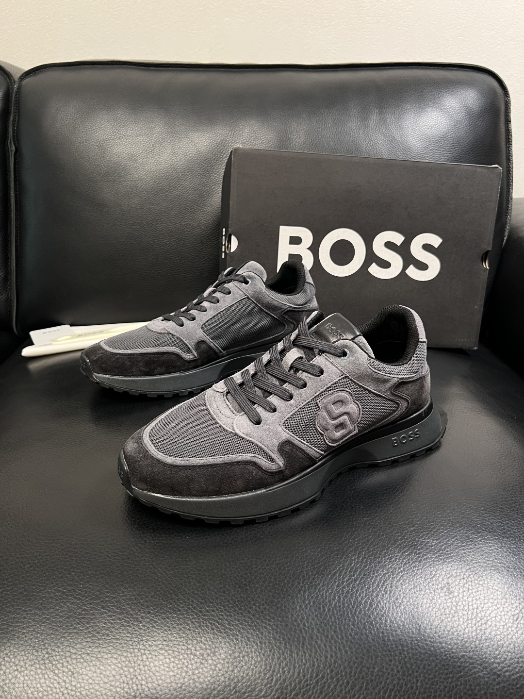 BOSS  高品质 顶级工艺品  博斯  专柜同步原厂配置，意大利进口牛皮面料牛内里垫，高品质拼接复杂工