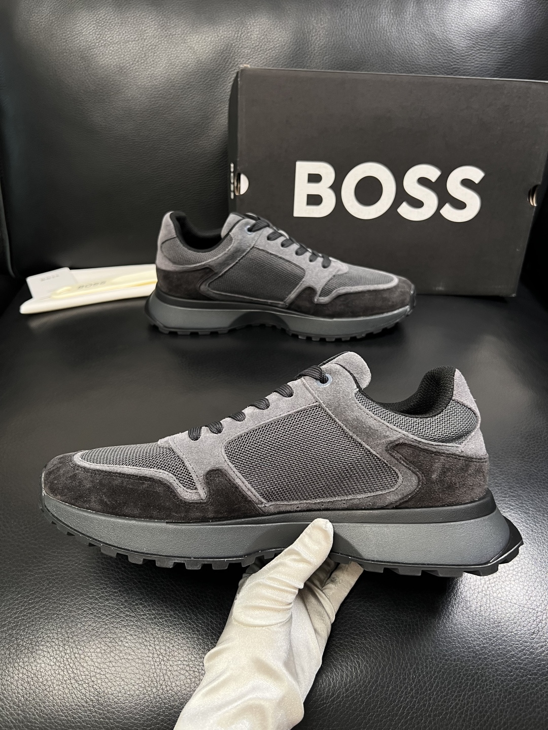 BOSS  高品质 顶级工艺品  博斯  专柜同步原厂配置，意大利进口牛皮面料牛内里垫，高品质拼接复杂工