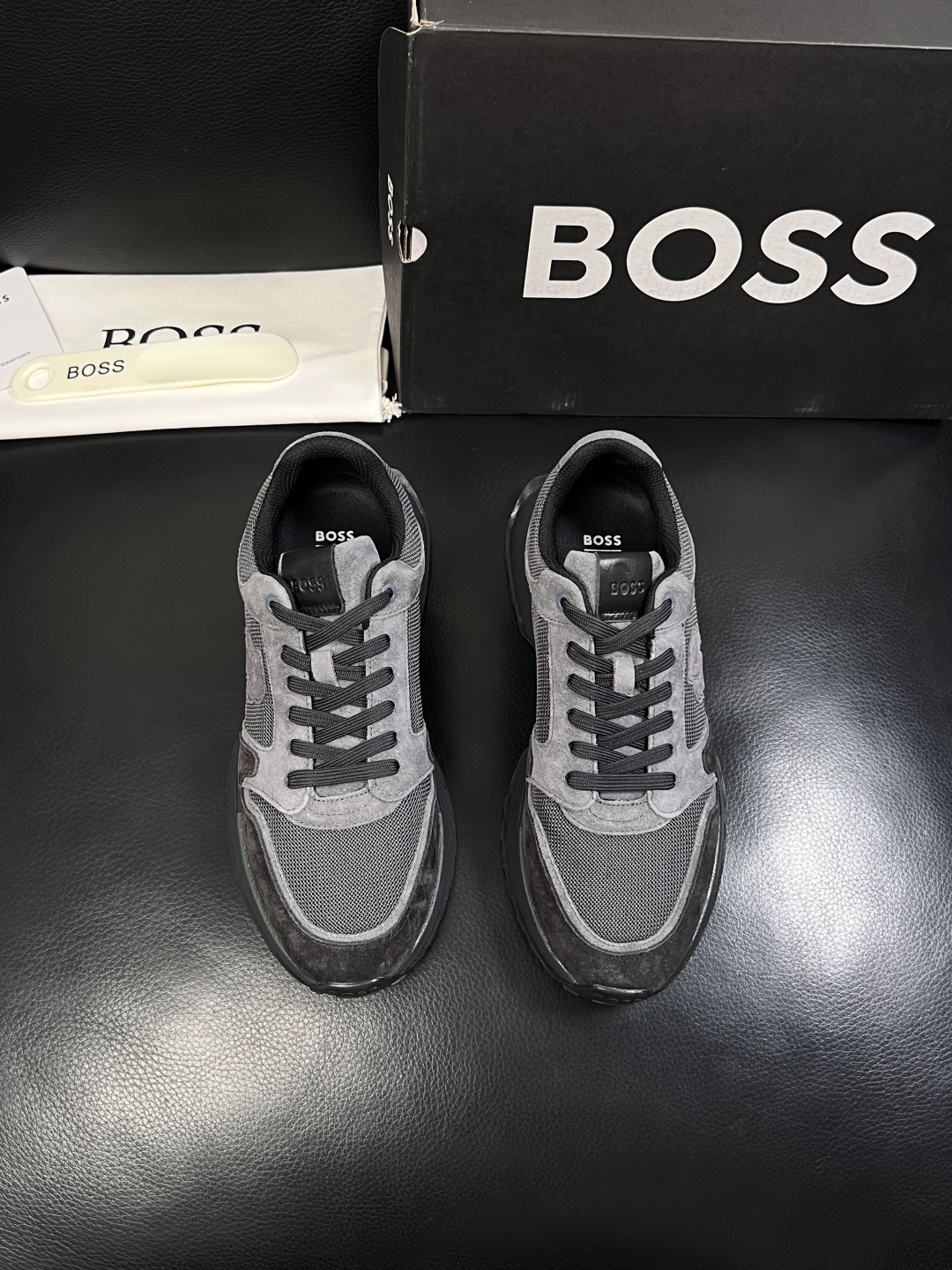 BOSS  高品质 顶级工艺品  博斯  专柜同步原厂配置，意大利进口牛皮面料牛内里垫，高品质拼接复杂工